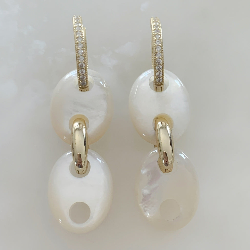 Elegantes Aretes Colgantes en Madre Perla y Plata Dorada con Circonias Modelo 64-AR-L37A25