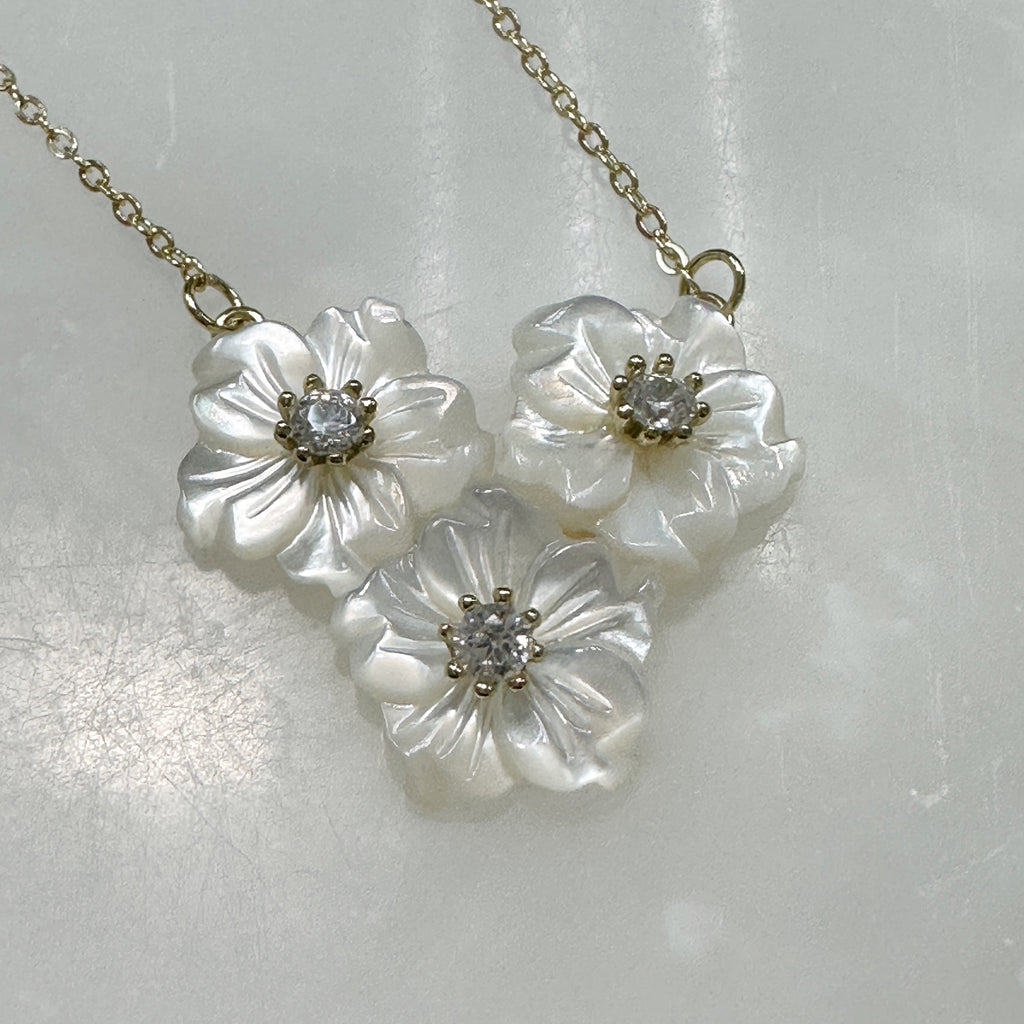 Exclusivo Juego de Cadena con Dijes y Aretes en Plata Dorada 70-CD-AR-L15A50-L18A00