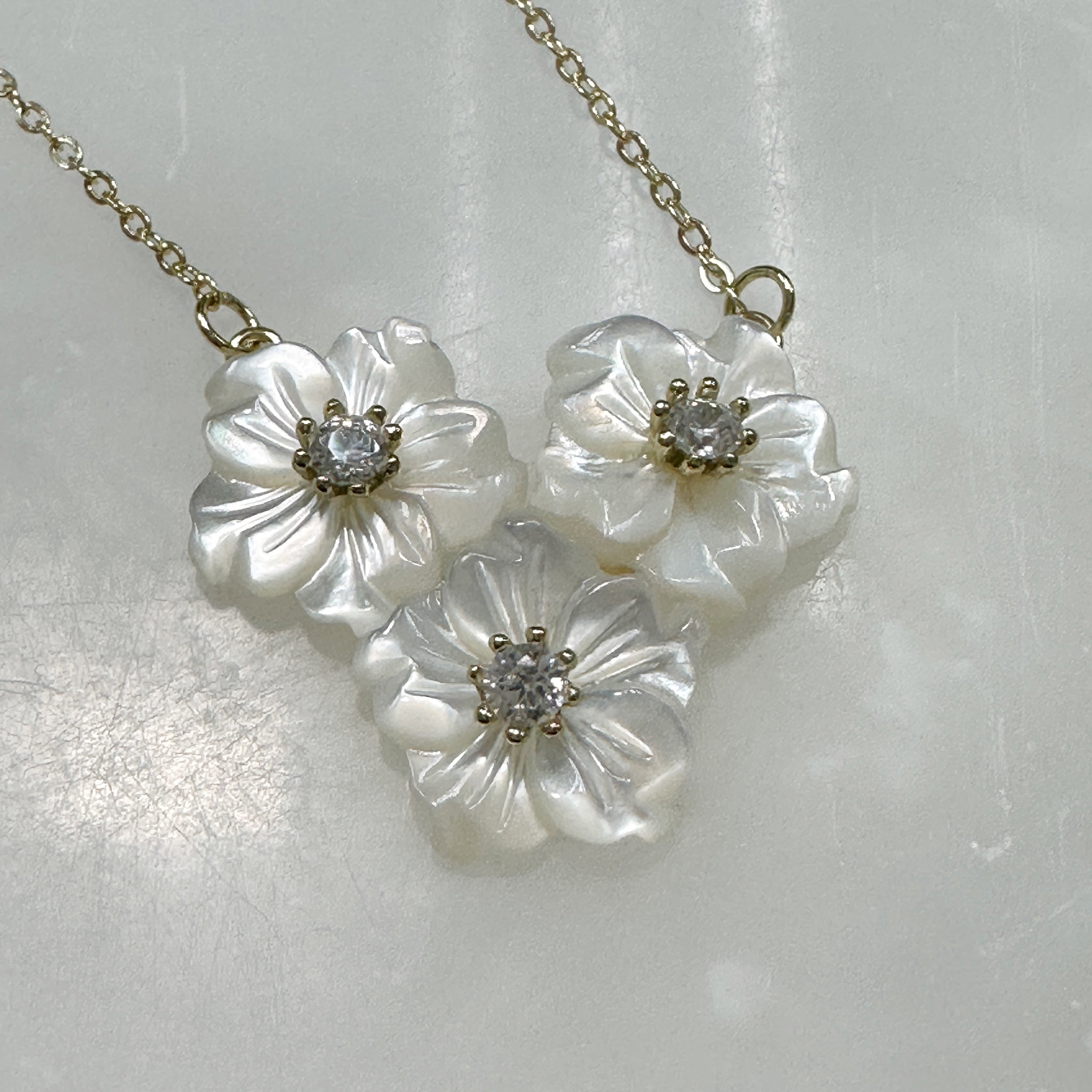 Exclusivo Juego de Cadena con Dijes y Aretes en Plata Dorada 70-CD-AR-L15A50-L18A00