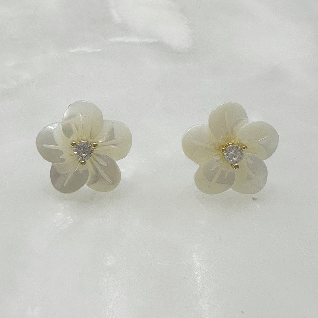 Aretes de Flor en Madre Perla y Plata Dorada 108-AR-L12A00