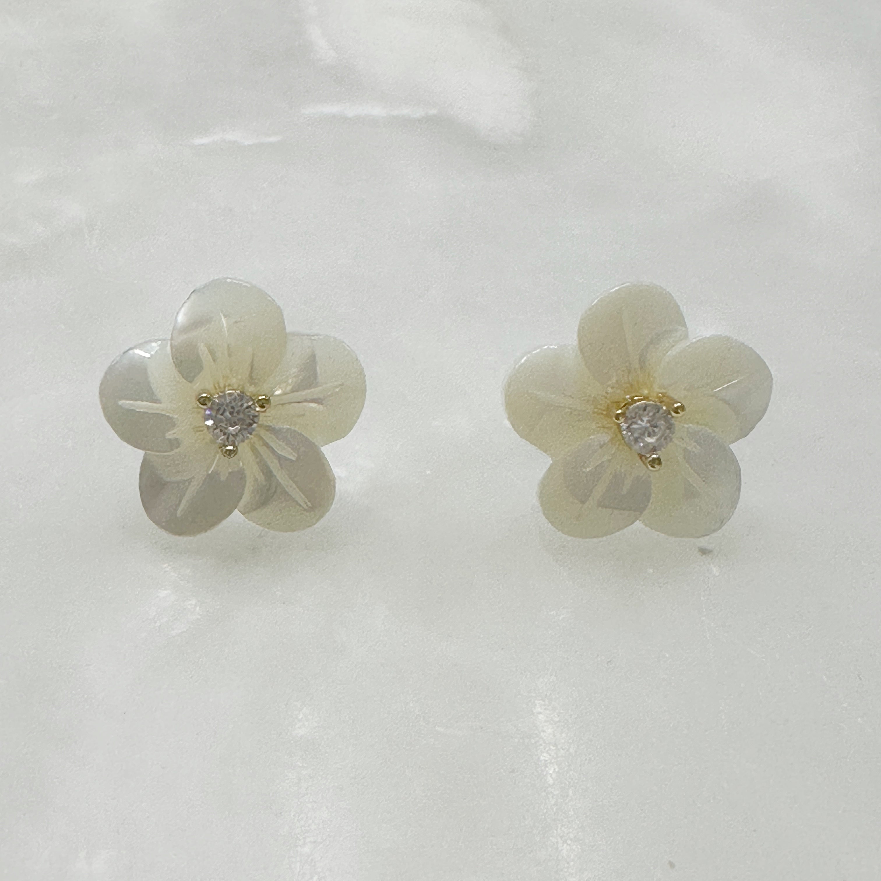Aretes de Flor en Madre Perla y Plata Dorada 108-AR-L12A00