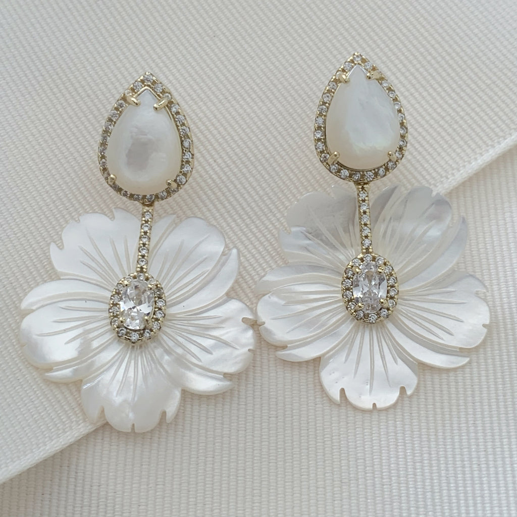 Aretes de Flor en Madre Perla y Plata Dorada Modelo 50-AR-L29A25