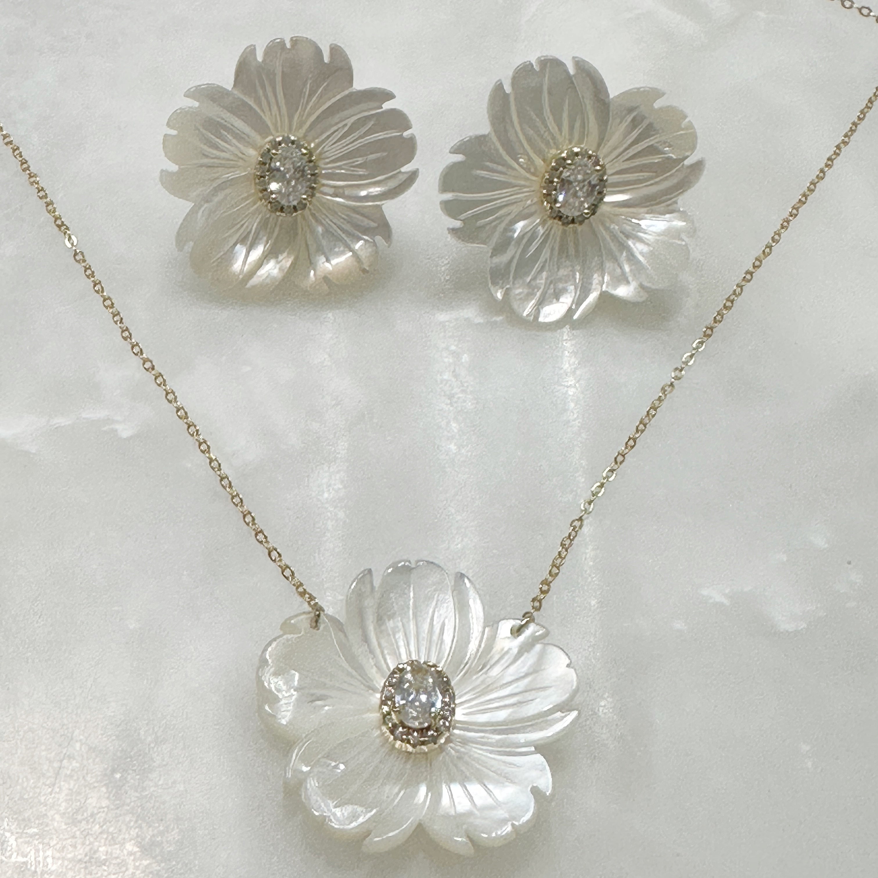 Exclusivo Juego de Cadena con Dije y Aretes en Plata Dorada 77-CD-AR-L17A50-L21A50