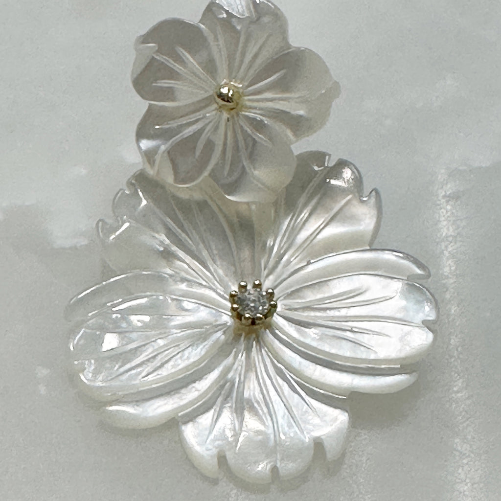 Aretes Colgantes de Flores en Madre Perla y Plata Dorada 106-AR-L30A00