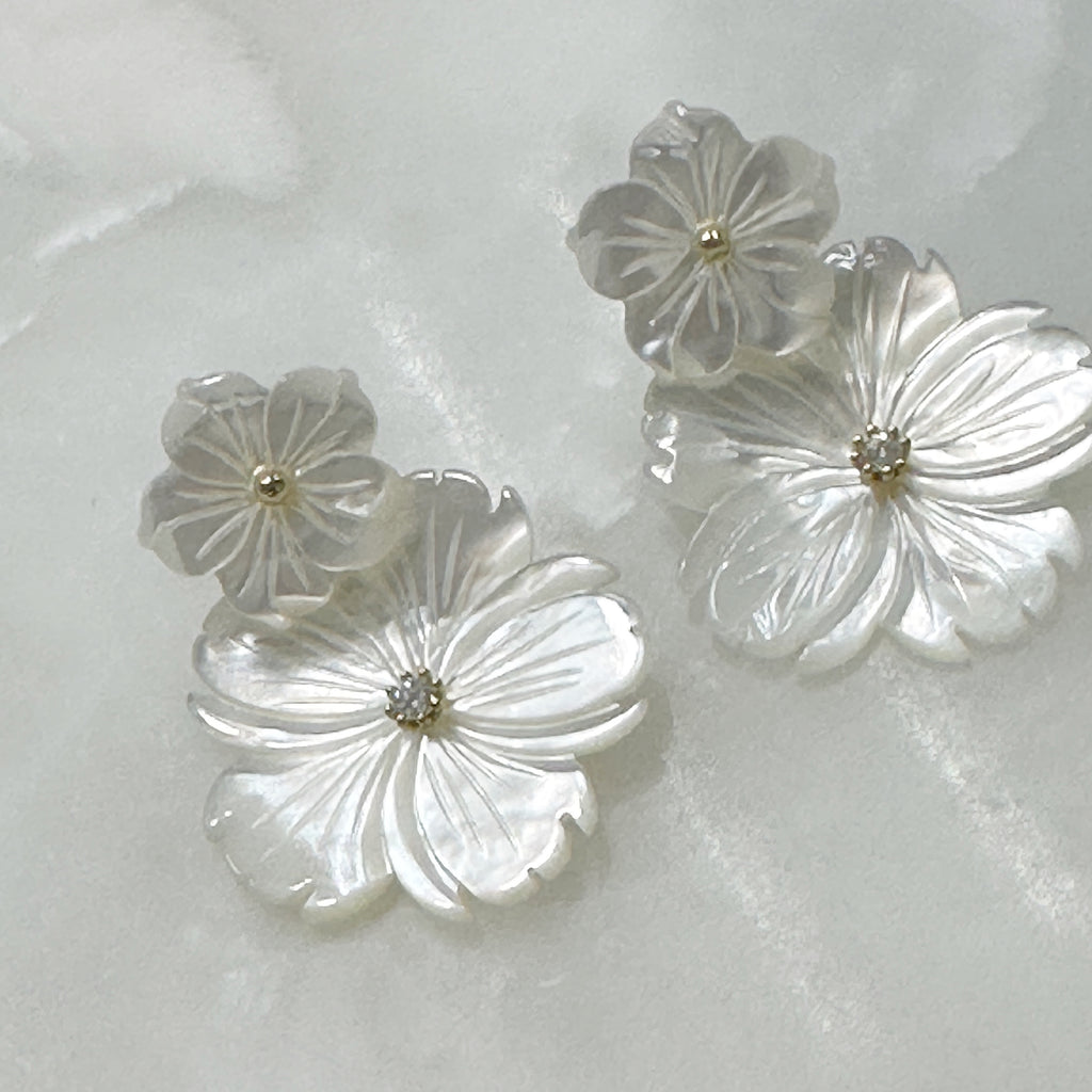 Aretes Colgantes de Flores en Madre Perla y Plata Dorada 106-AR-L30A00