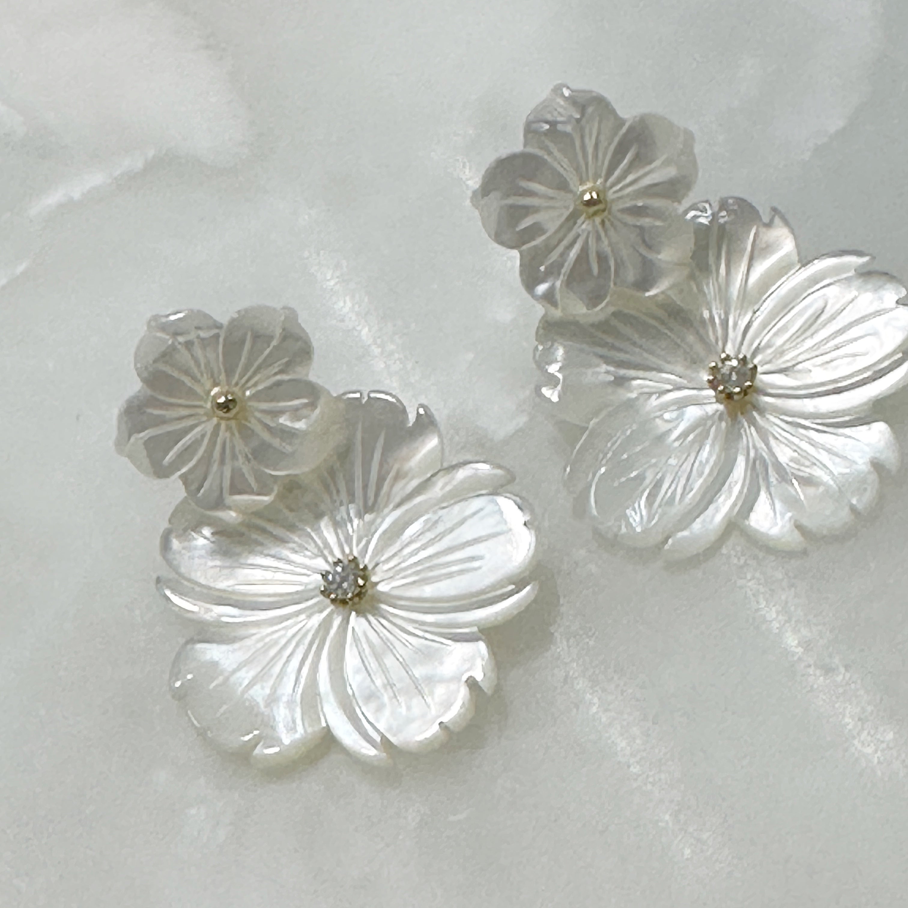 Aretes Colgantes de Flores en Madre Perla y Plata Dorada 106-AR-L30A00