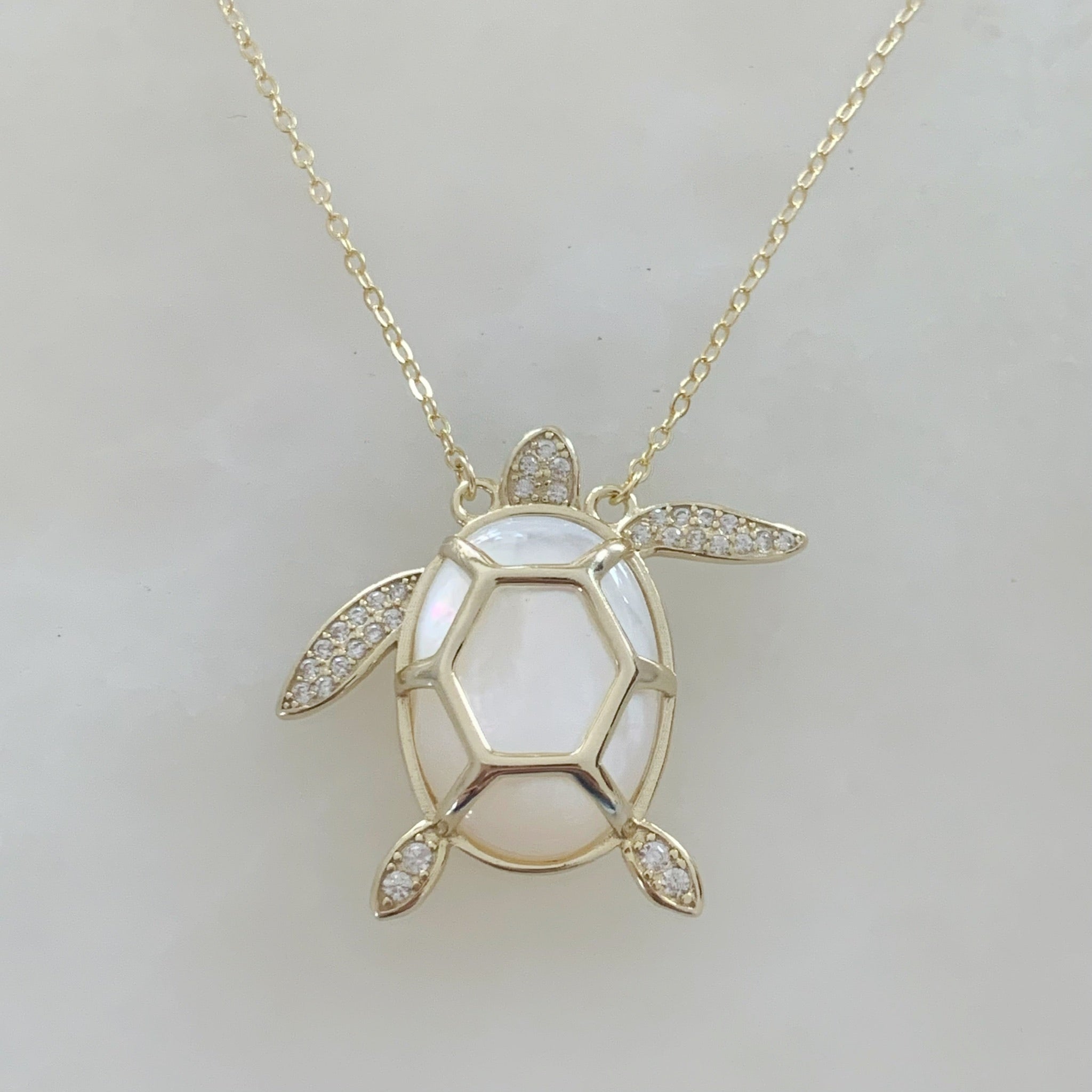 Cadena con Dije de Tortuga en Madre Perla y Plata Dorada con circonias 38-PCE-L20A50
