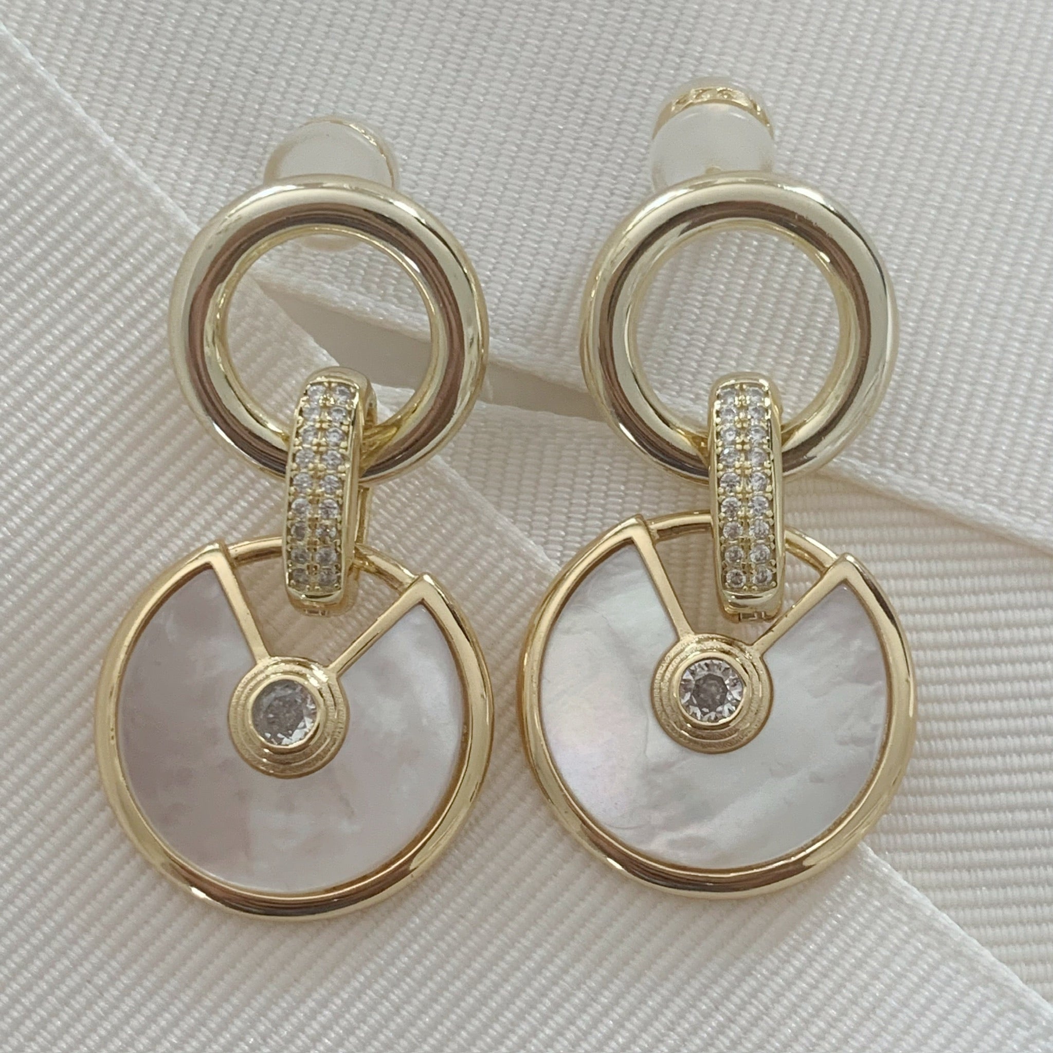 Elegantes Aretes Circulares Colgantes en Madre Perla y Plata Dorada con Circonias Modelo 66-AR-L25