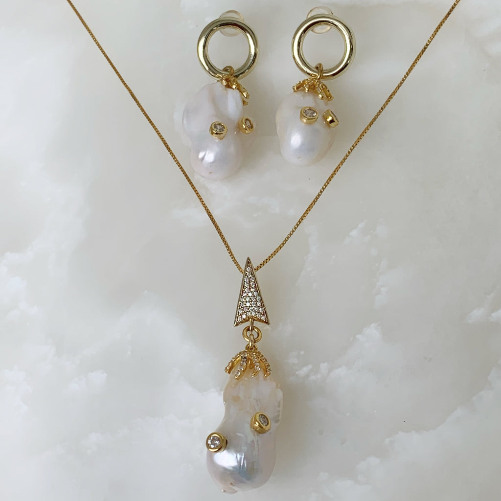 Exclusiva Cadena con Dije y Aretes en Perla Barroca y Plata Dorada 66-CD-AR-L53-L27A5