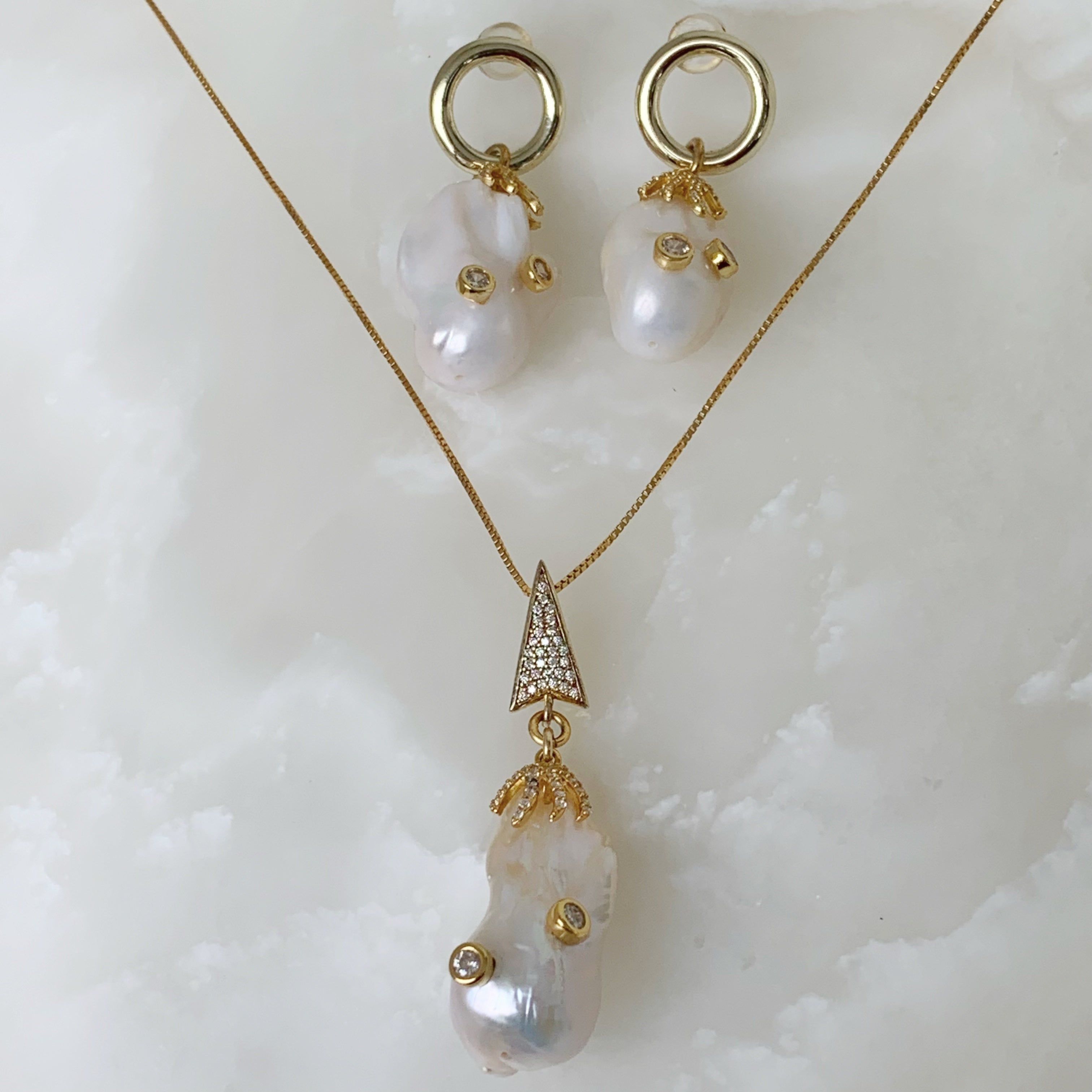 Exclusiva Cadena con Dije y Aretes en Perla Barroca y Plata Dorada 66-CD-AR-L53-L27A5