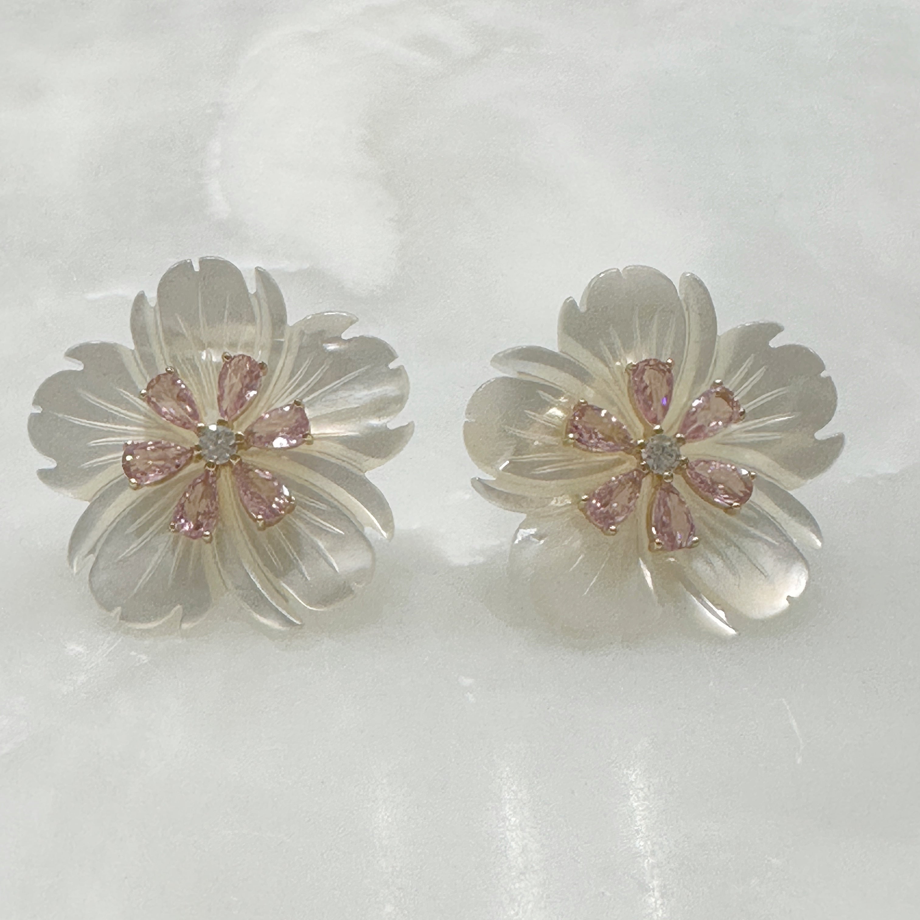 Aretes de Flor de Madre Perla y Plata Dorada 115-AR-L26A50