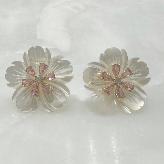 Aretes de Flor de Madre Perla y Plata Dorada 115-AR-L26A50