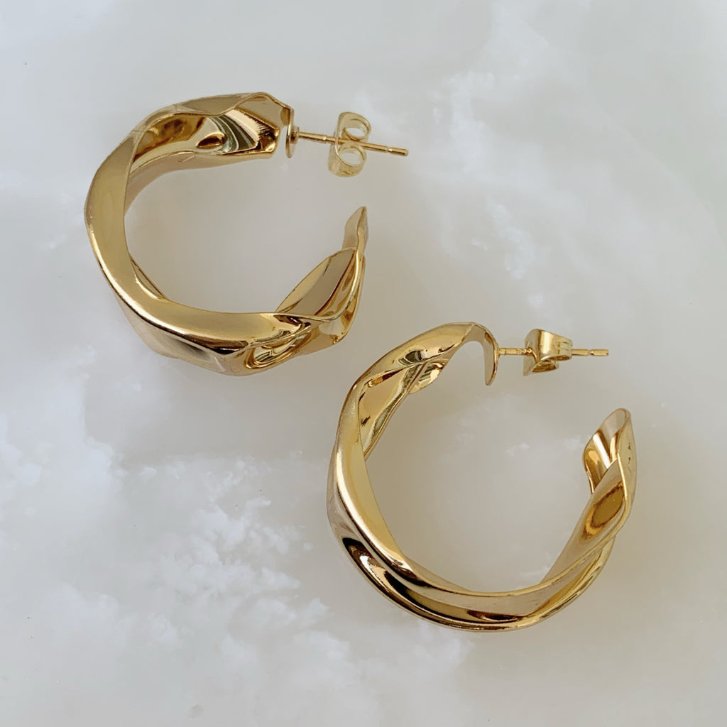 Brilla con Estilo Hoops Earrings en Oro Laminado 22-ARL-135