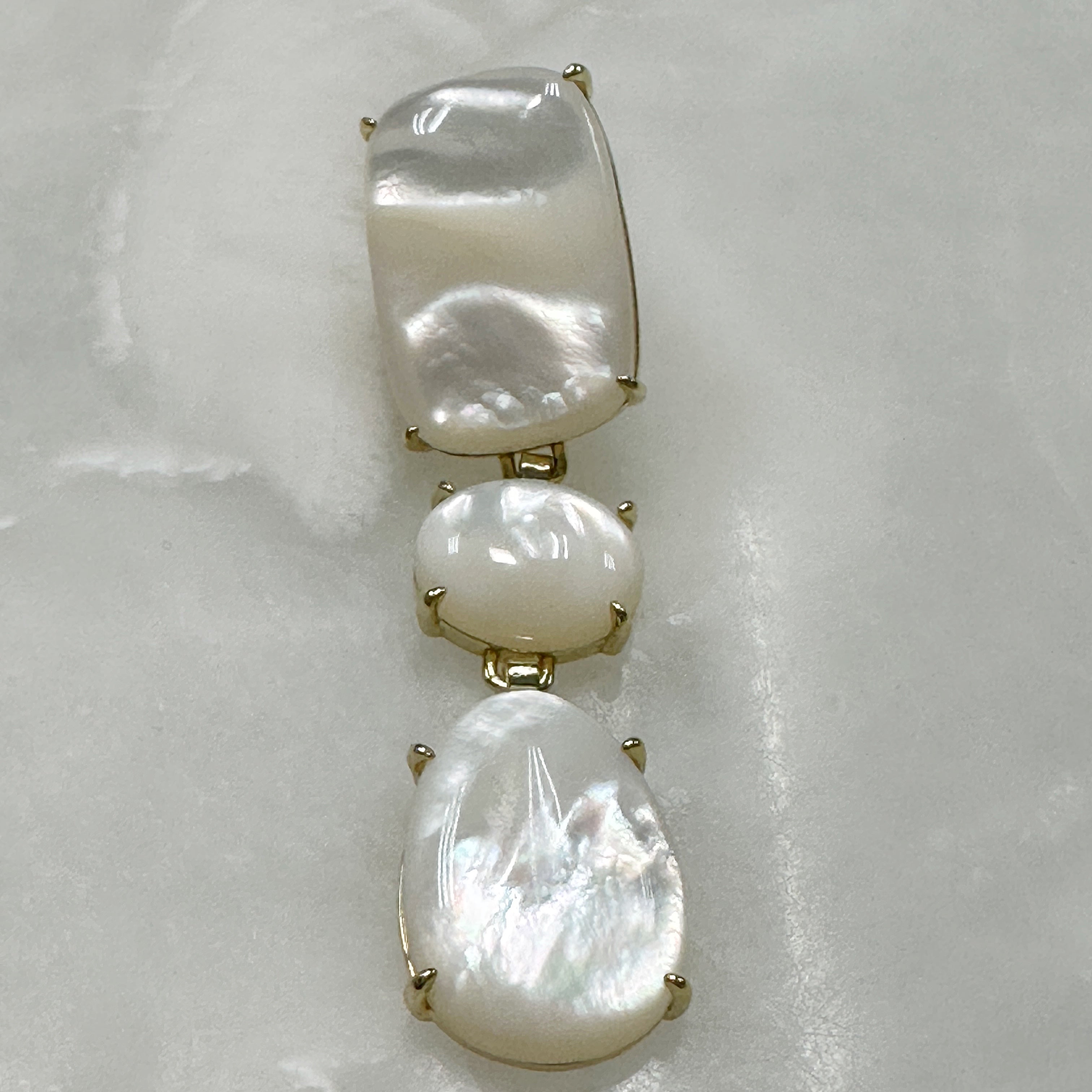 Aretes Colgantes en Madre Perla y Plata Dorada 103-AR-L49A25