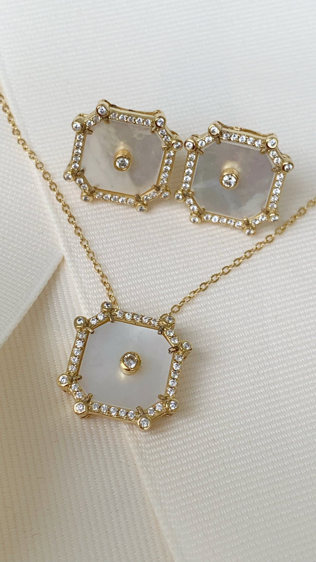 Cadena con Dije Octágono y Aretes en Madre Perla y Plata Dorada  22-CD-AR-L15A25-L17A50