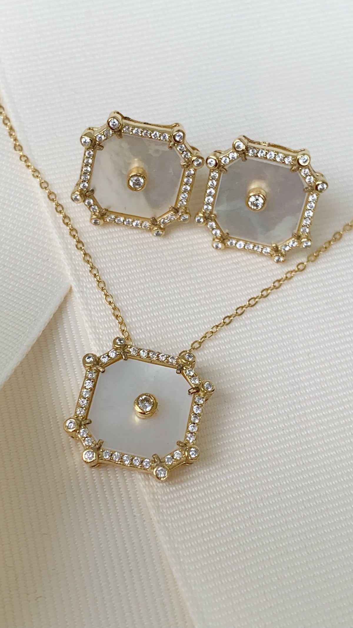 Cadena con Dije Octágono y Aretes en Madre Perla y Plata Dorada  22-CD-AR-L15A25-L17A50
