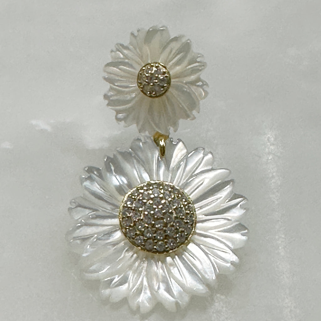 Aretes de Flores en Madre Perla y Plata Dorada 105-AR-L26A00
