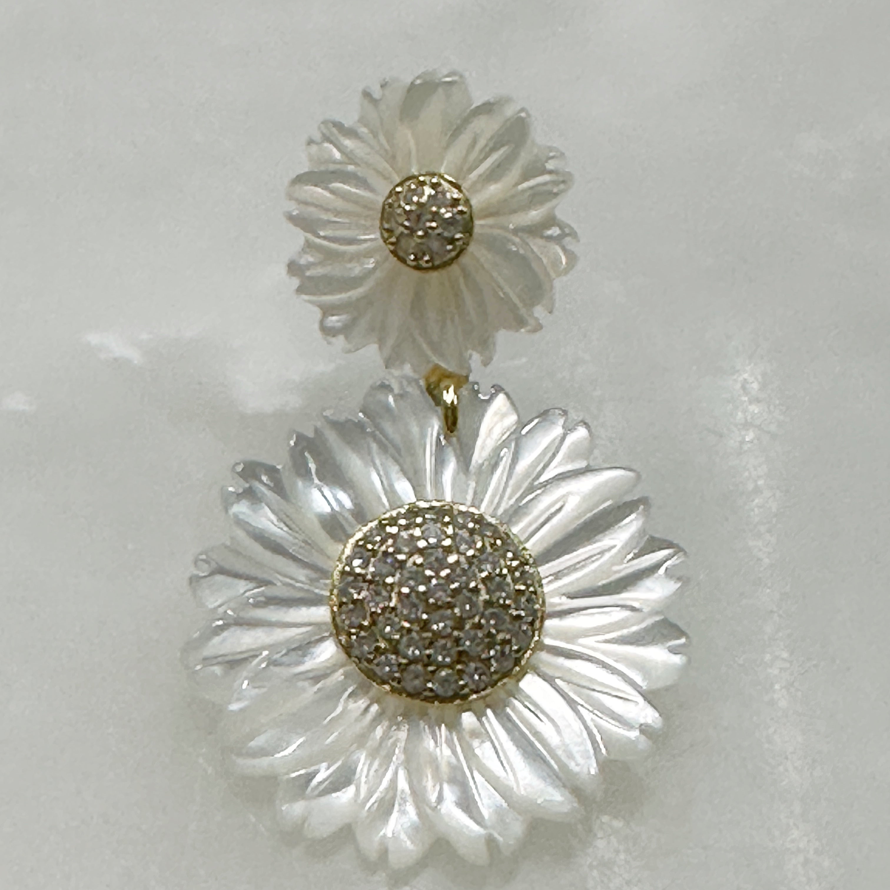 Aretes de Flores en Madre Perla y Plata Dorada 105-AR-L26A00