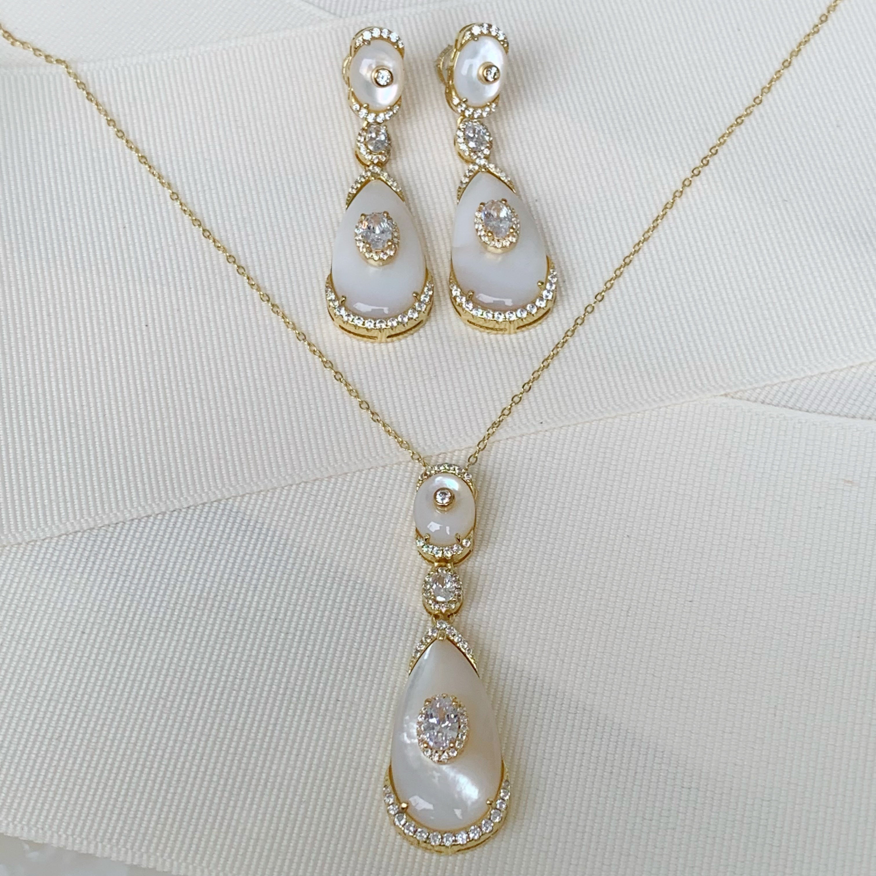 Exclusivo Juego de Cadena con Dije y Aretes en Madre Perla y Plata Dorada 65-CD-AR-L40A50-L26A50