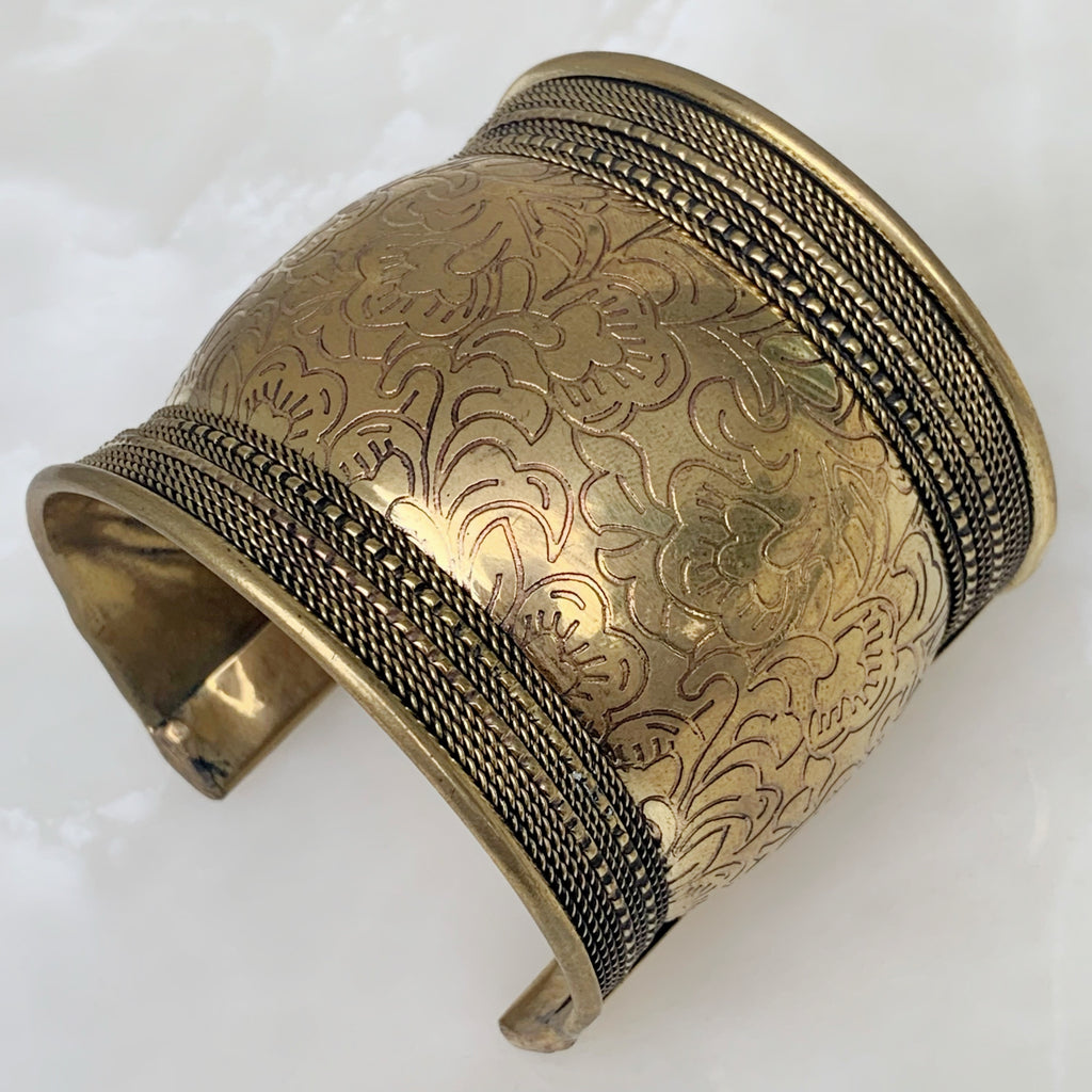 Hermoso Brazalete de Nepal en Brass 07-BNB-L8A00