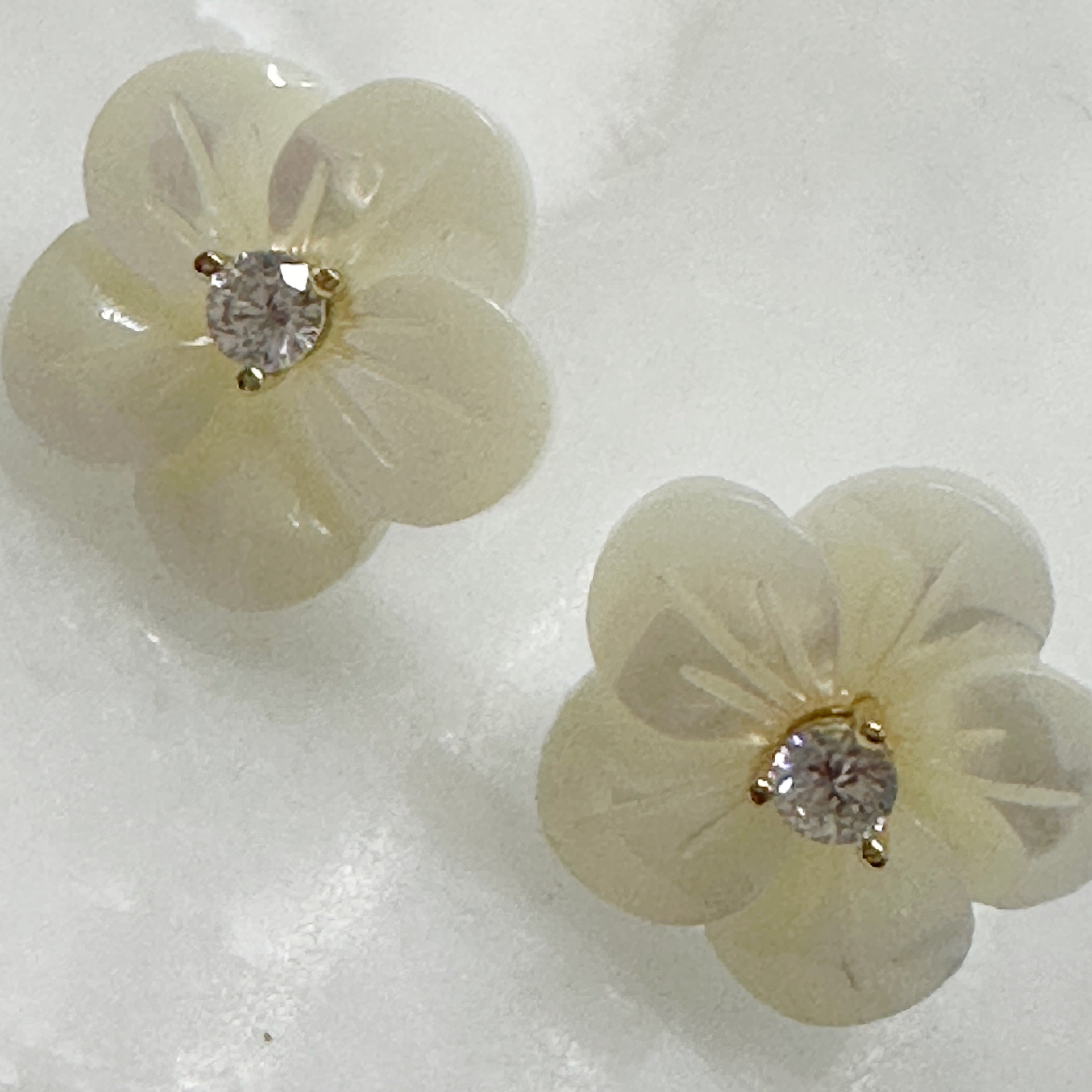 Aretes de Flor de Madre Perla y Plata Dorada 109-AR-L13A00
