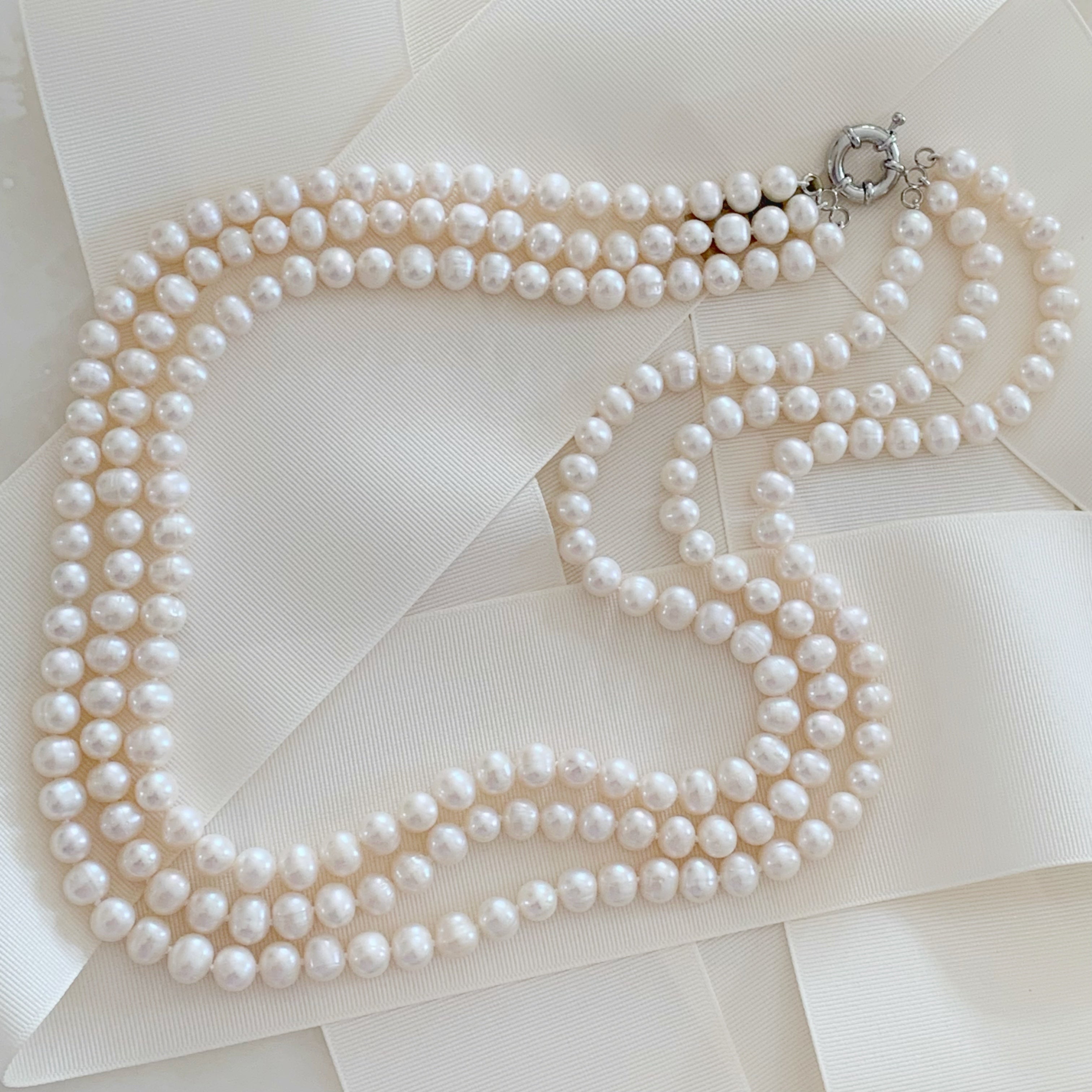Espectacular Collar de Perlas Cultivadas con Tres Hilos modelo 25-CLL-L35