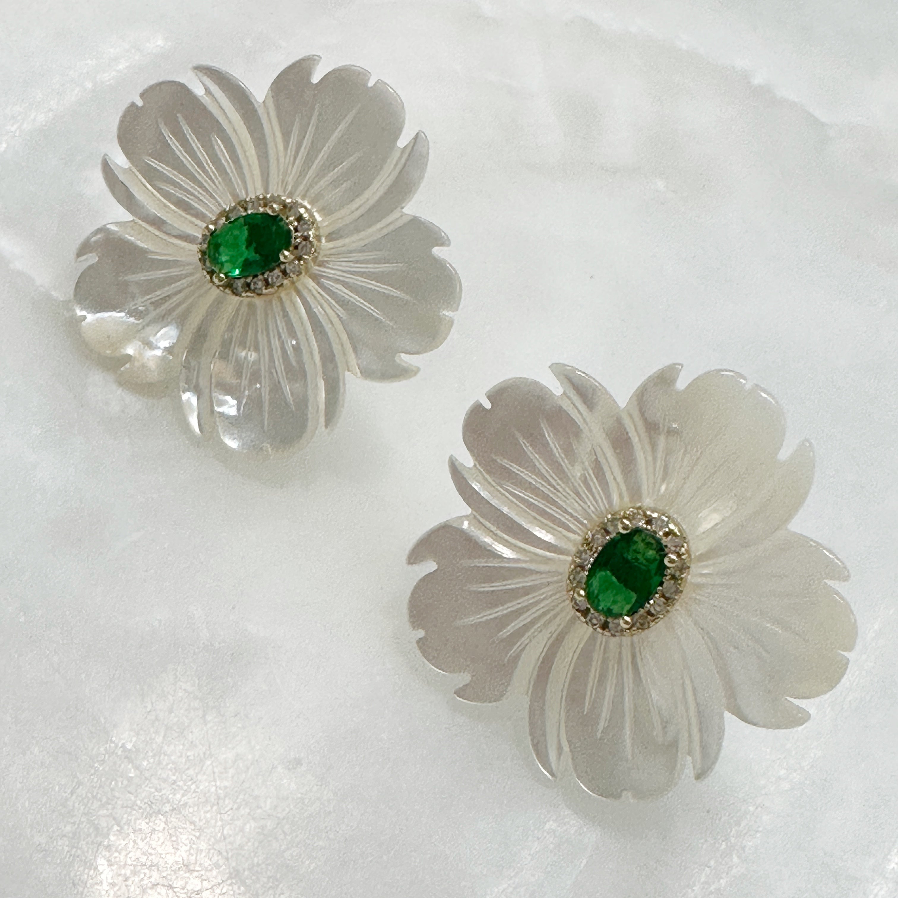 Aretes de Flor de Madre Perla y Plata Dorada 113-AR-L21A50