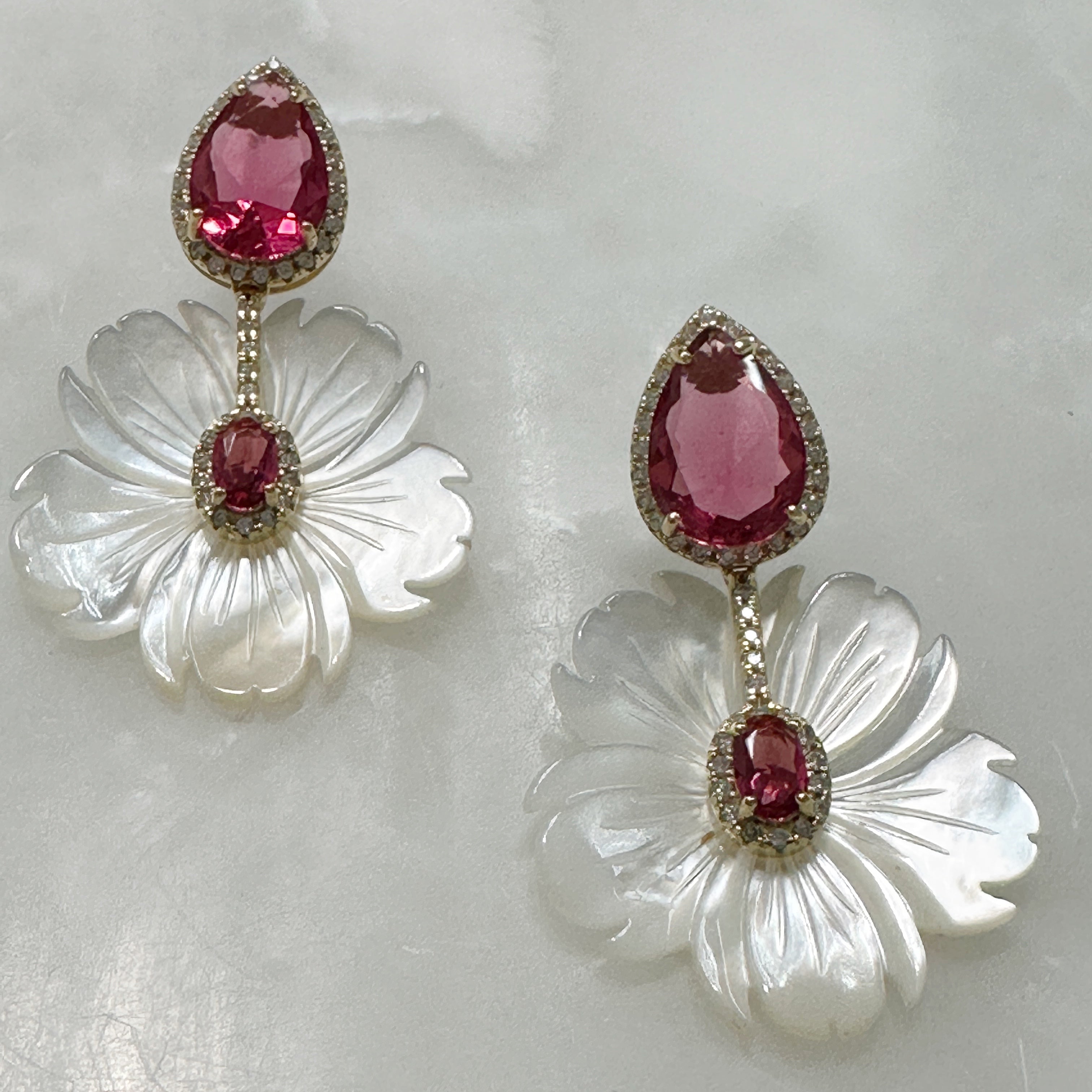 Aretes Colgantes de Flores en Madre Perla y Plata Dorada 111-AR-L40A00