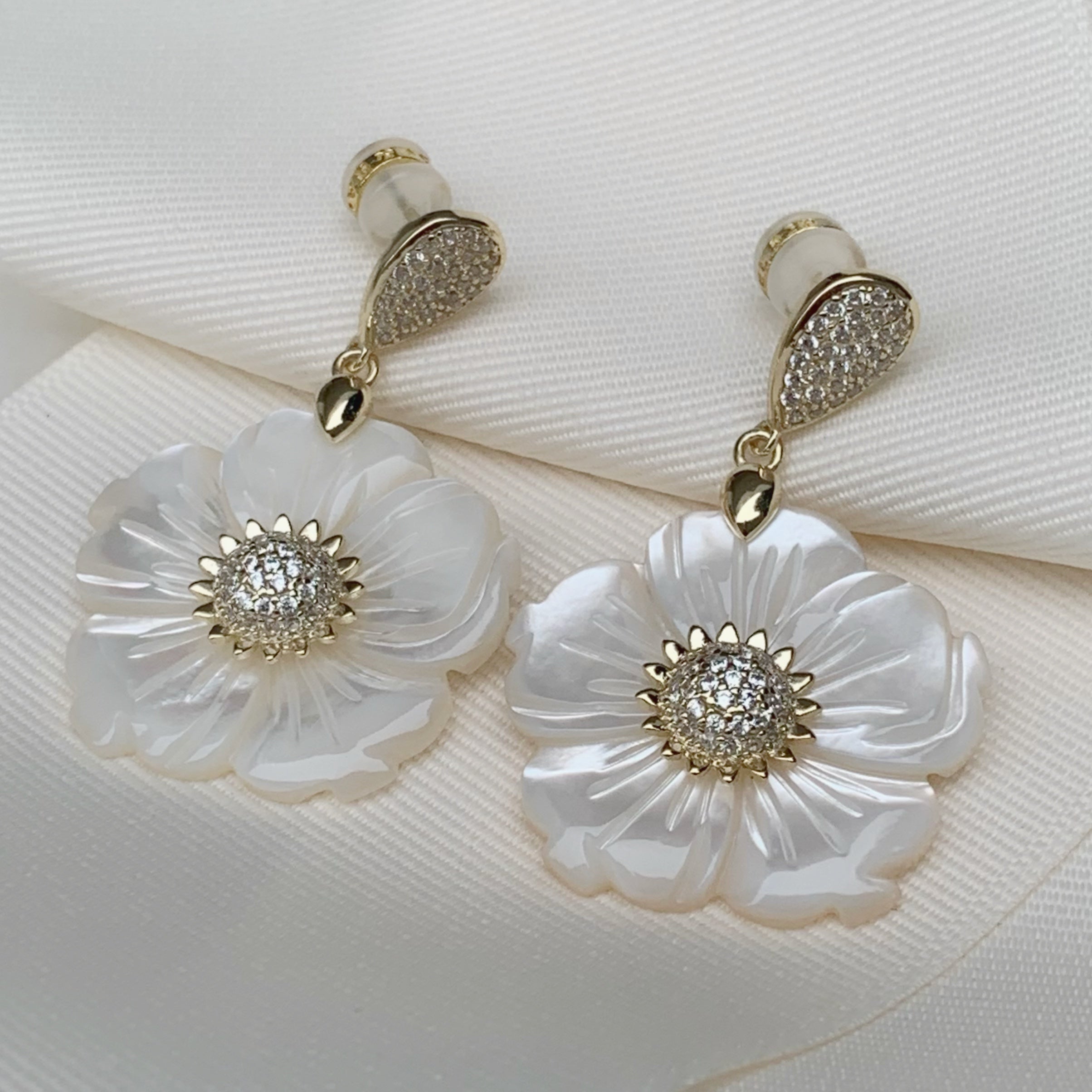 Aretes de Flor en Madre Perla y Plata Dorada Modelo 83-AR-L38A00