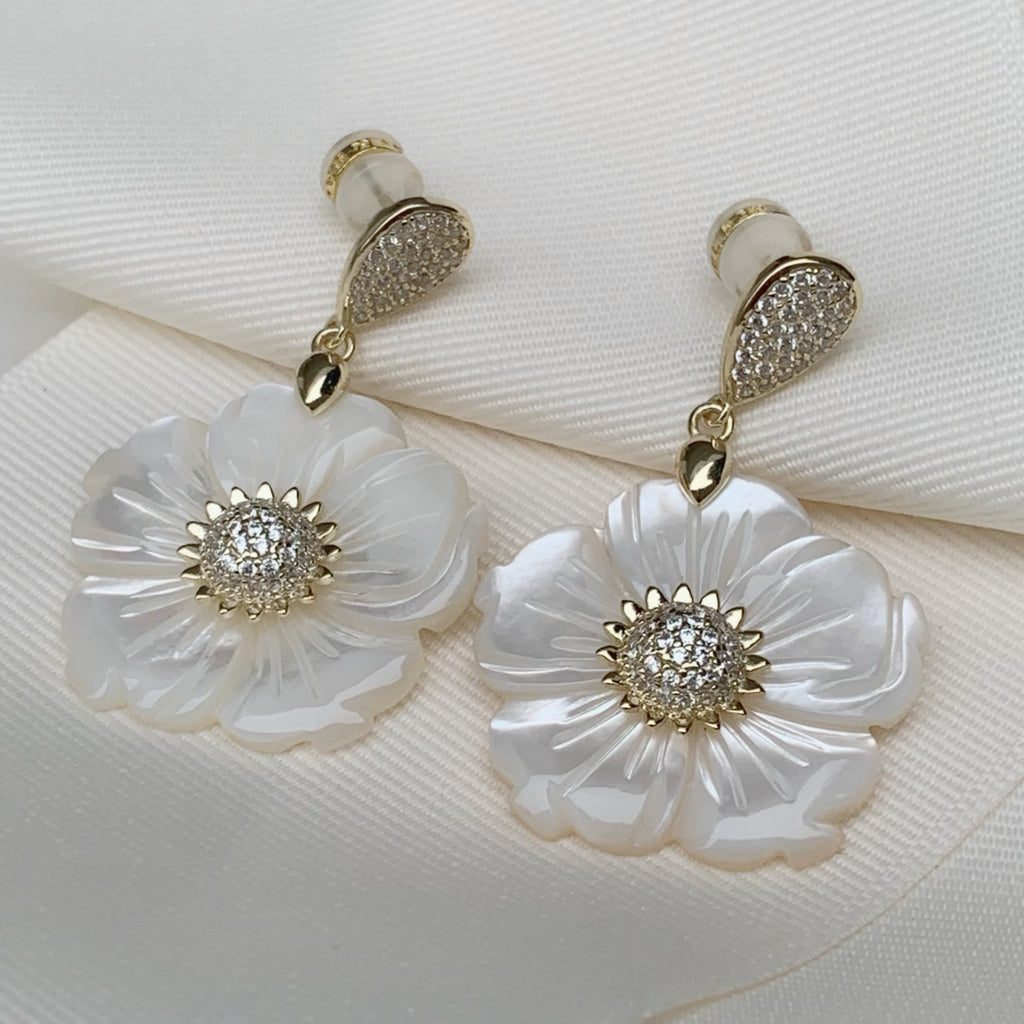 Aretes de Flor en Madre Perla y Plata Dorada Modelo 83-AR-L29A75