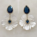 Aretes de Flor en Madre Perla y Plata Dorada con Circonia tono Zafiro Modelo 49-AR-L29A25