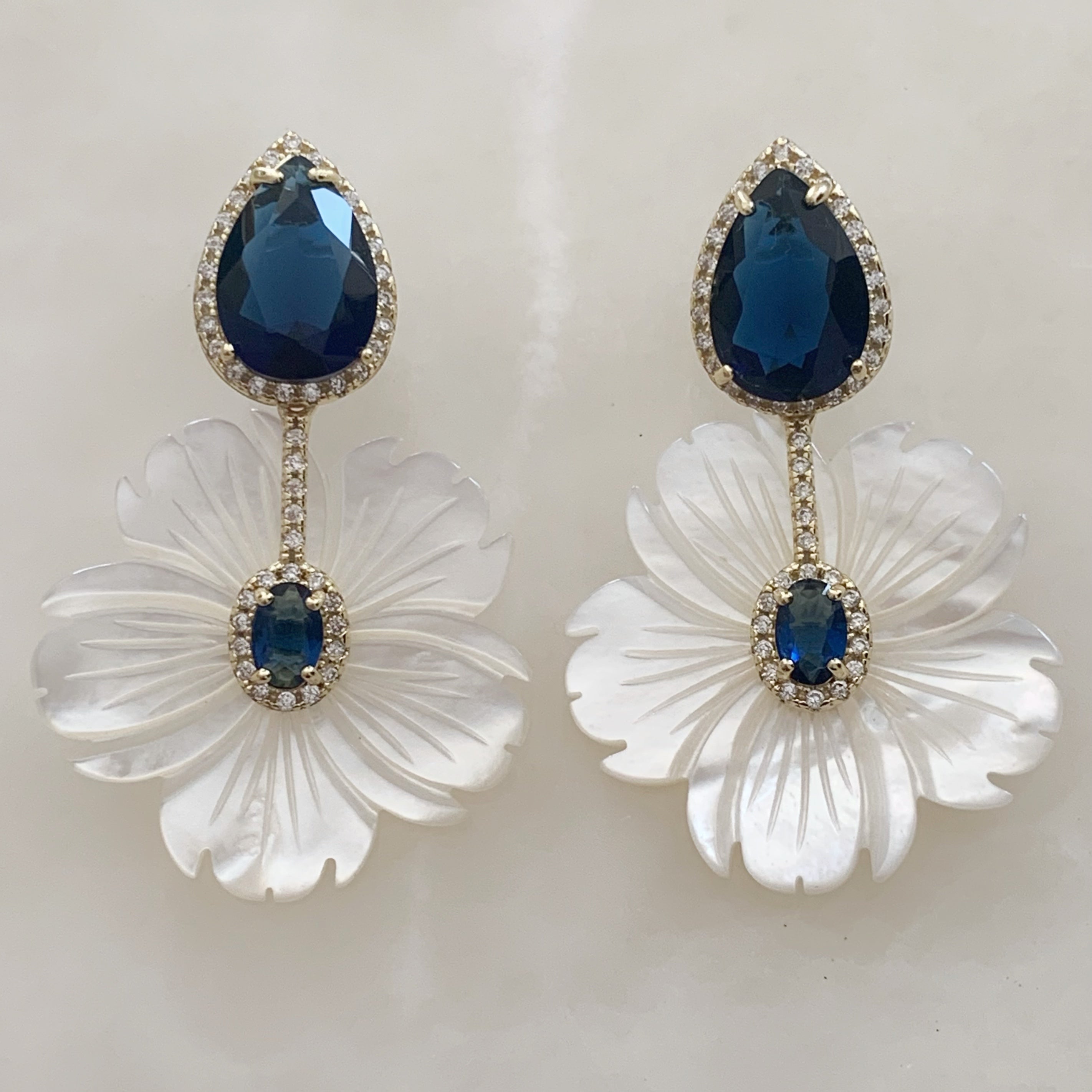 Aretes de Flor en Madre Perla y Plata Dorada con Circonia tono Zafiro Modelo 49-AR-L29A25