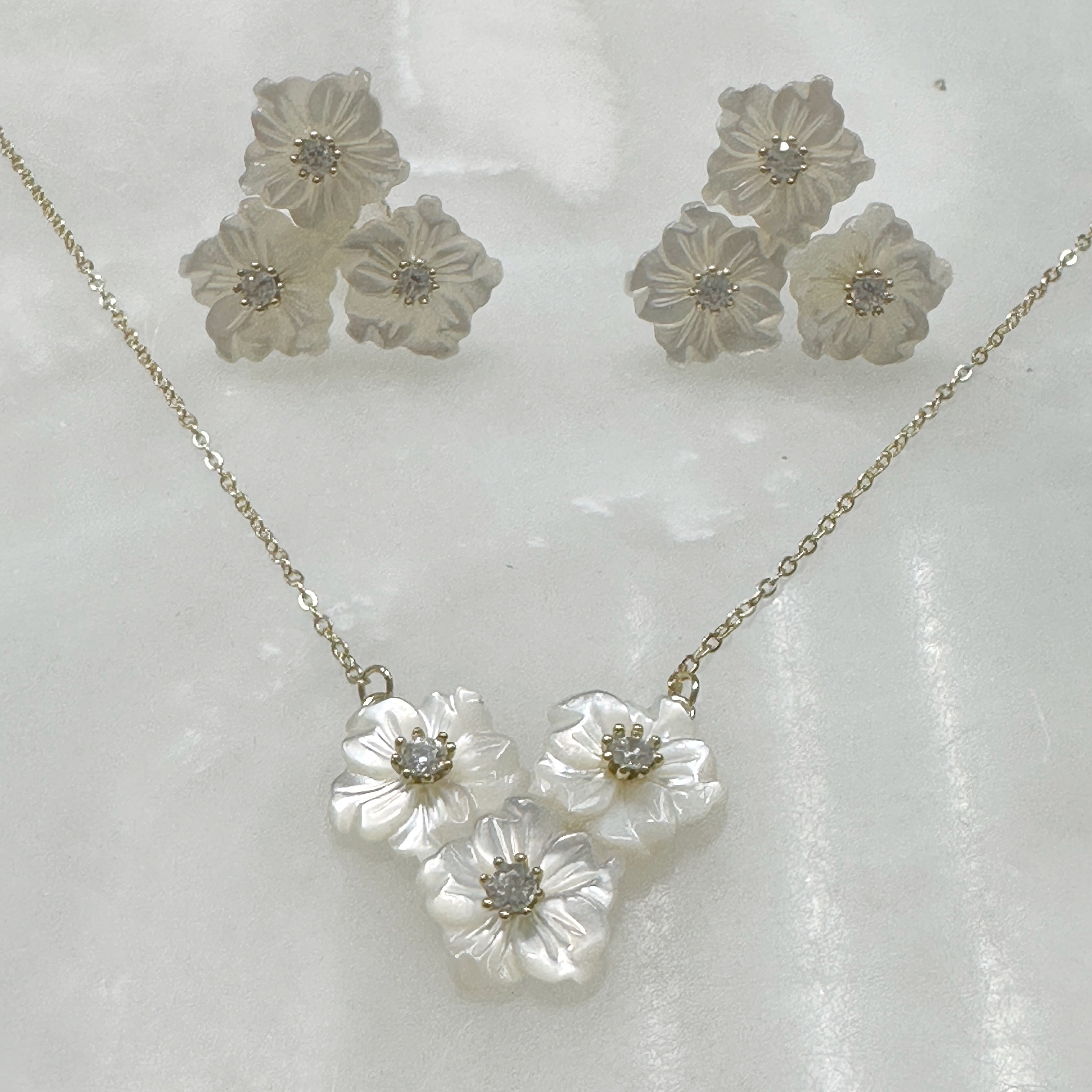 Exclusivo Juego de Cadena con Dijes y Aretes en Plata Dorada 70-CD-AR-L15A50-L18A00