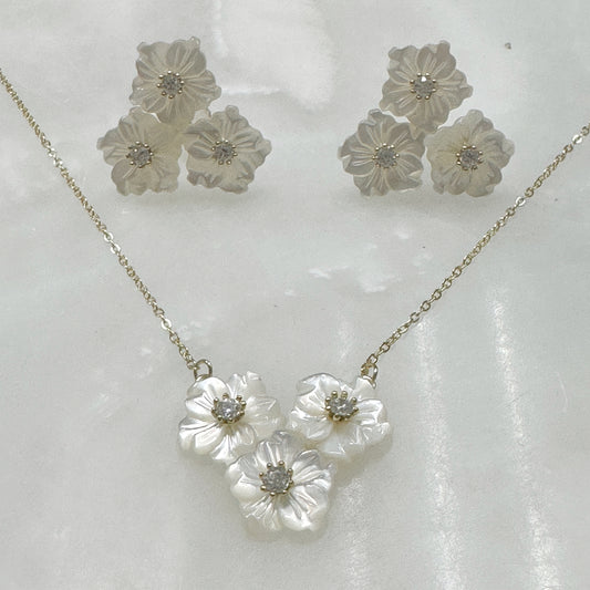 Exclusivo Juego de Cadena con Dijes y Aretes en Plata Dorada 70-CD-AR-L15A50-L18A00