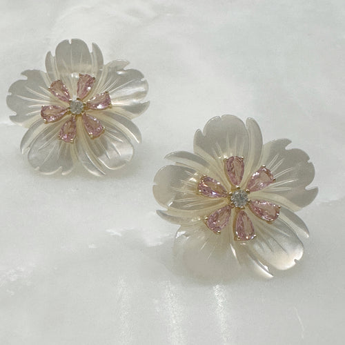 Aretes de Flor de Madre Perla y Plata Dorada 115-AR-L26A50