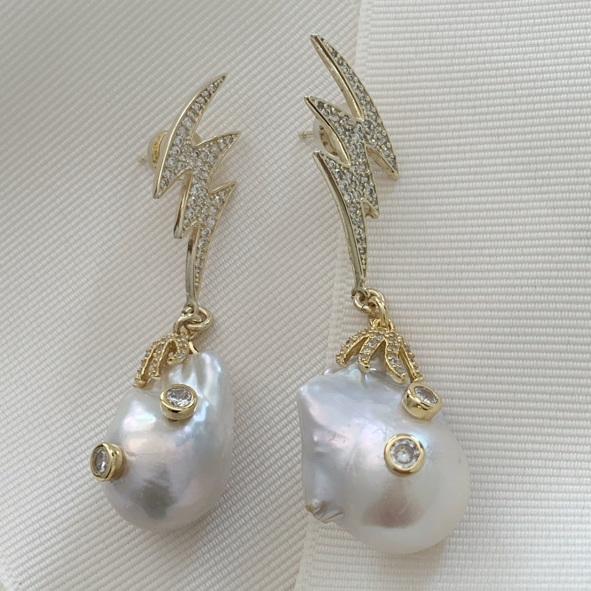 Exclusivos Aretes colgantes en Madre Perla y Plata Dorada con Circonias Modelo 77-AR-L57