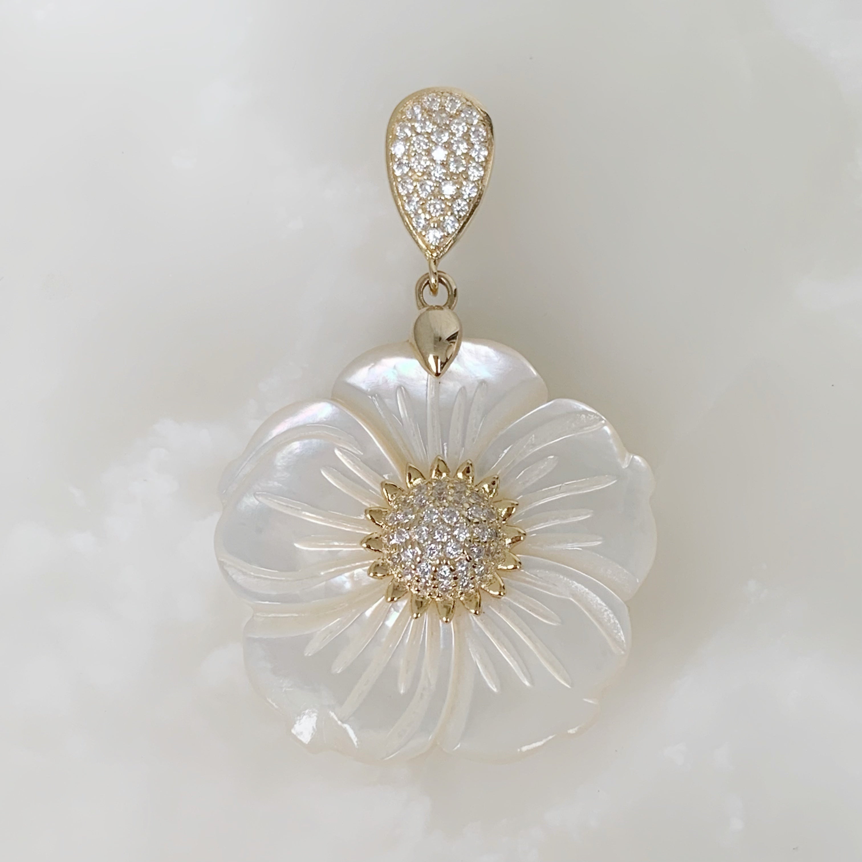 Hermoso Dije de Flor en Madre Perla y Plata Dorada 43-PCE-L18A00