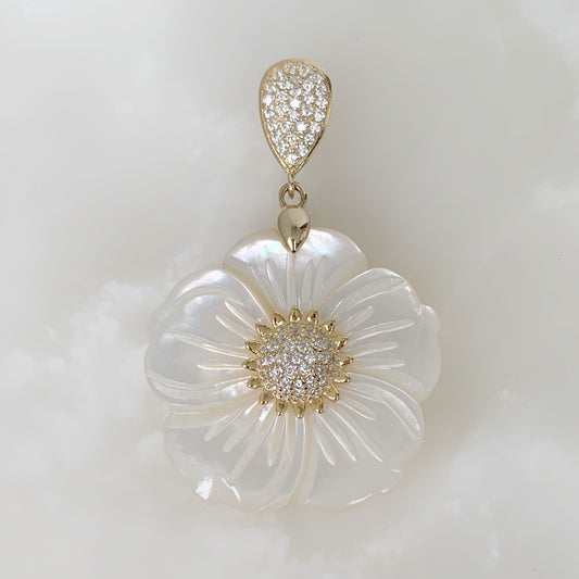 Hermoso Dije de Flor en Madre Perla y Plata Dorada 43-PCE-L18A00