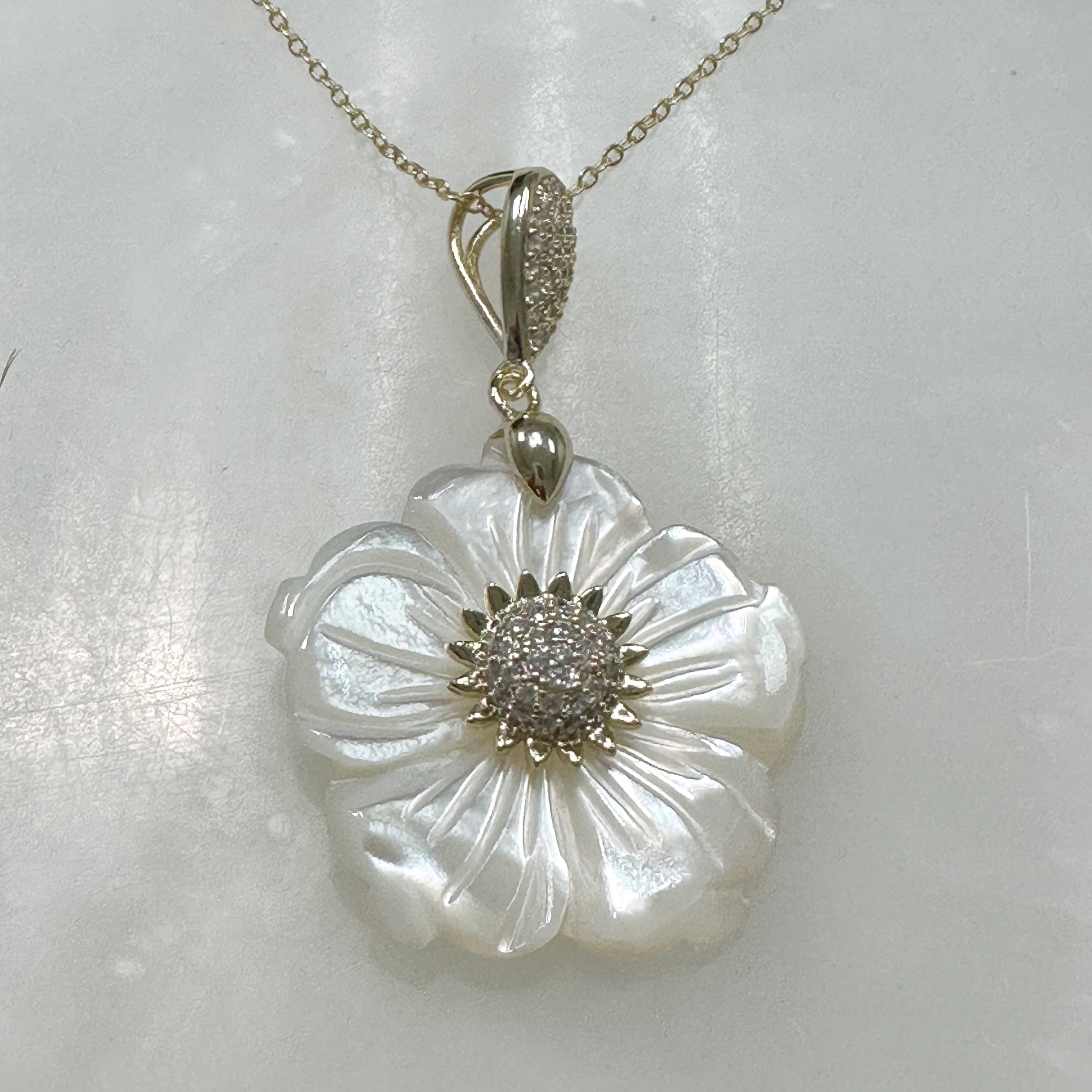 Exclusivo Juego de Cadena con Dije y Aretes en Plata Dorada 72-CD-AR-L29A00-L38A00