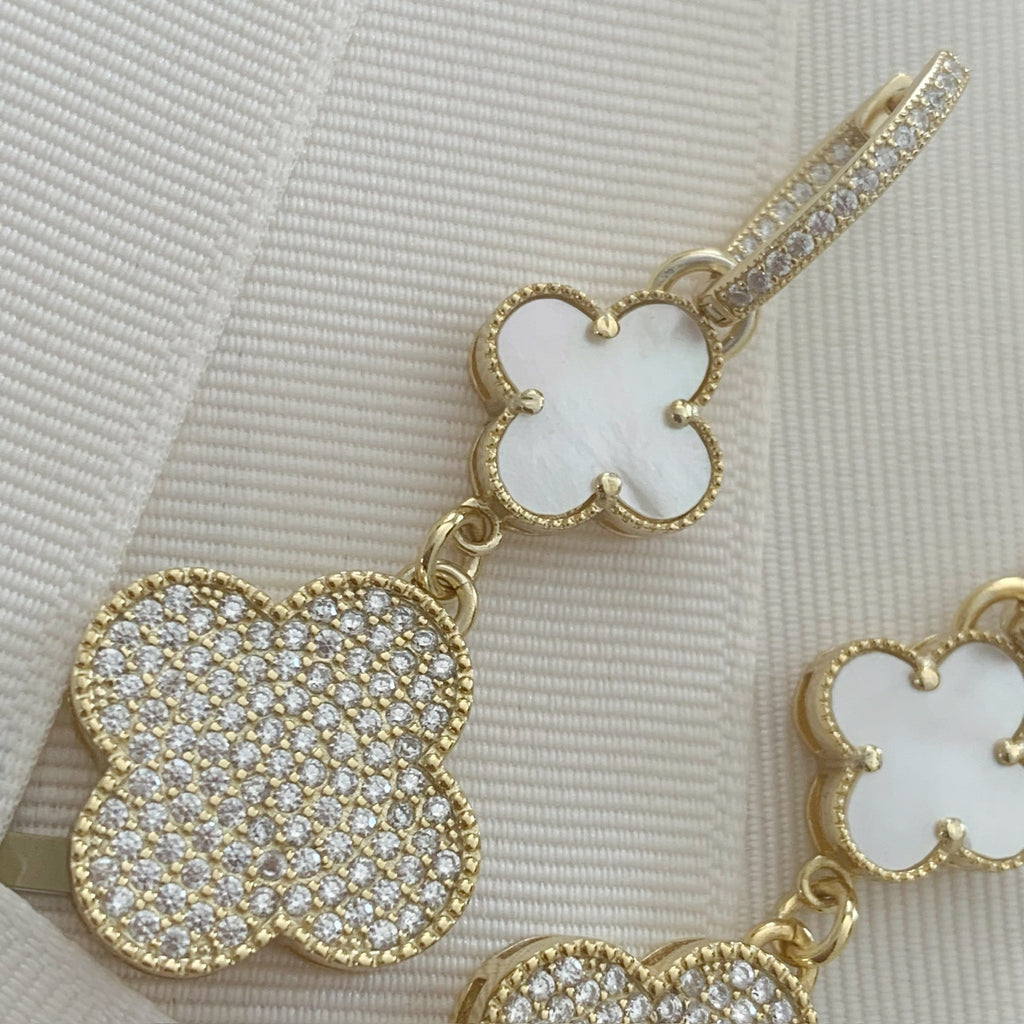 Elegantes Aretes Trébol de cuatro hojas en Madre Perla y Plata Dorada con Pave de Circonias Modelo 73-AR-L57A25