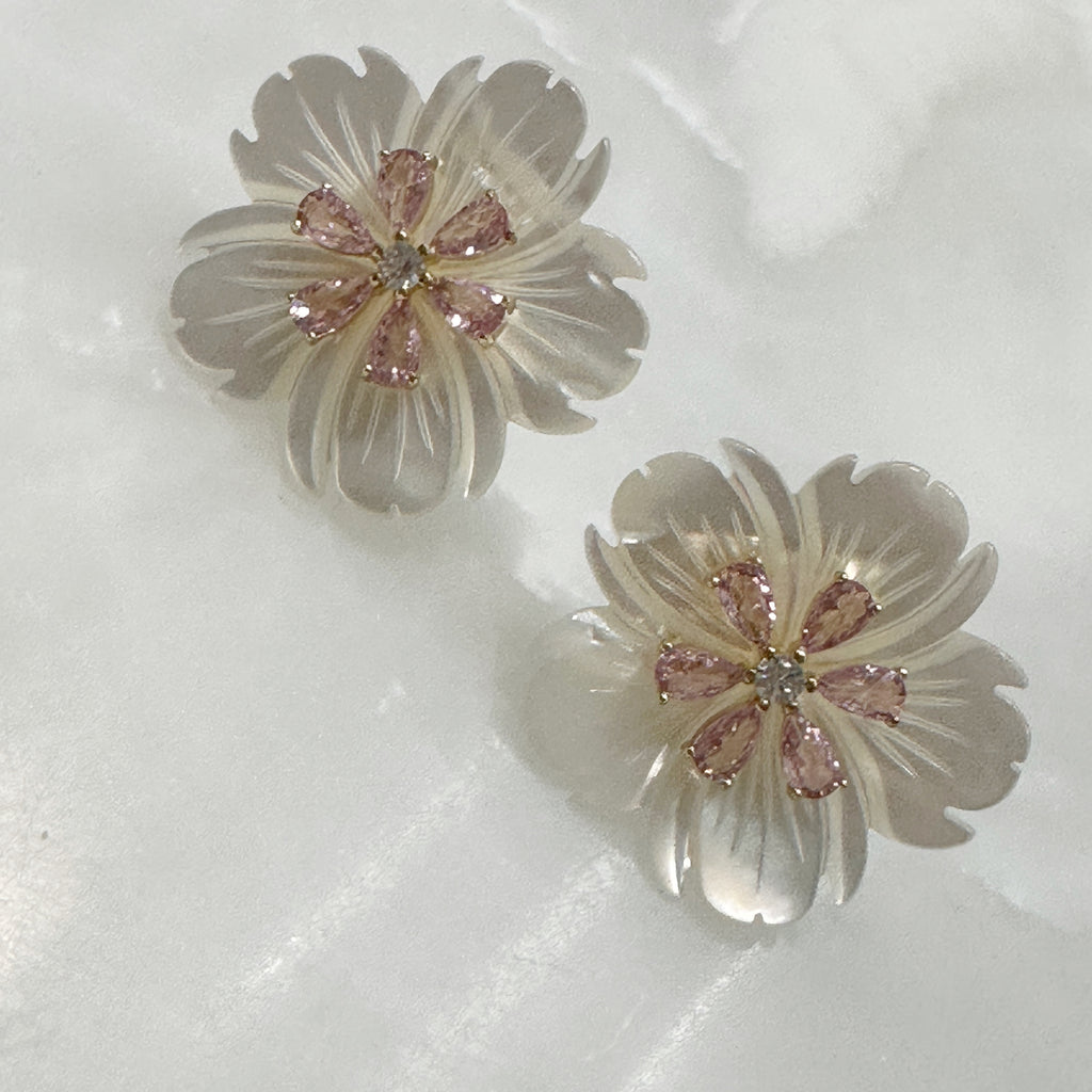 Aretes de Flor de Madre Perla y Plata Dorada 115-AR-L26A50