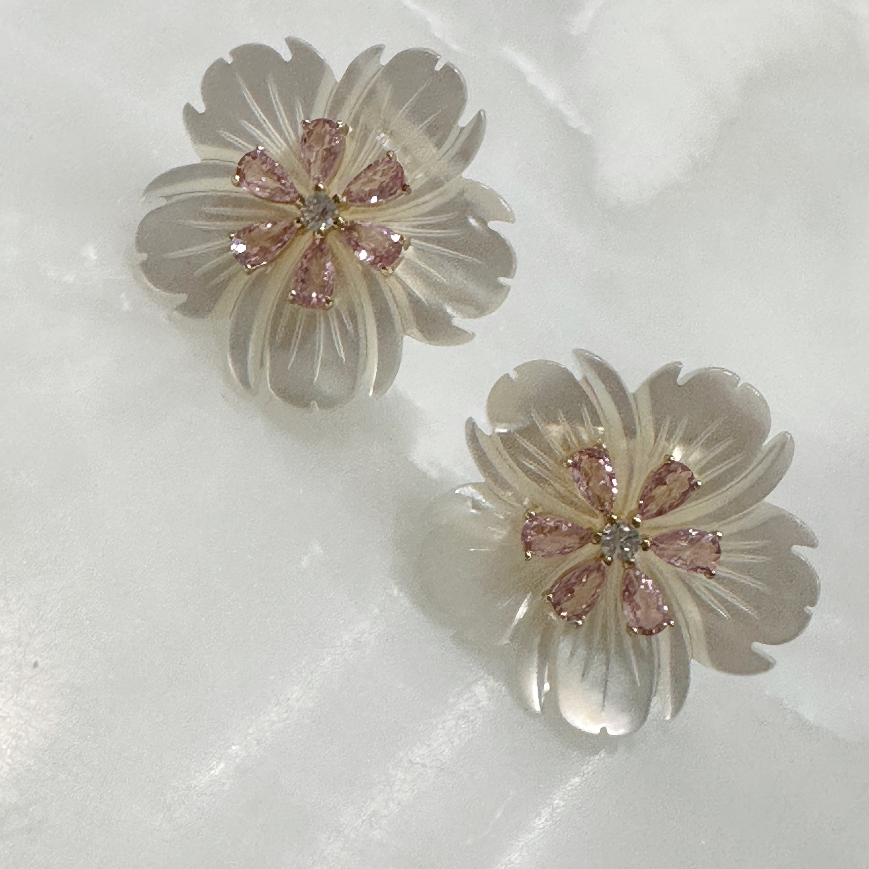 Aretes de Flor de Madre Perla y Plata Dorada 115-AR-L26A50