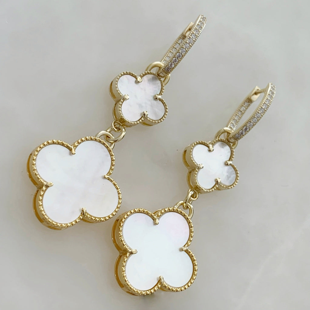 Elegantes Aretes Trébol de cuatro hojas en Madre Perla y Plata Dorada Modelo 74-AR-L43A25