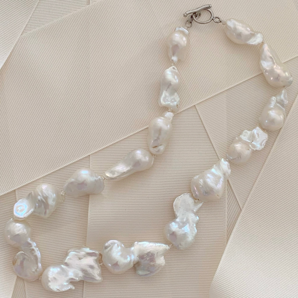 Exclusivo Collar de Perlas Cultivadas Barrocas con broche de Sterling Silver 33-CLL-L100