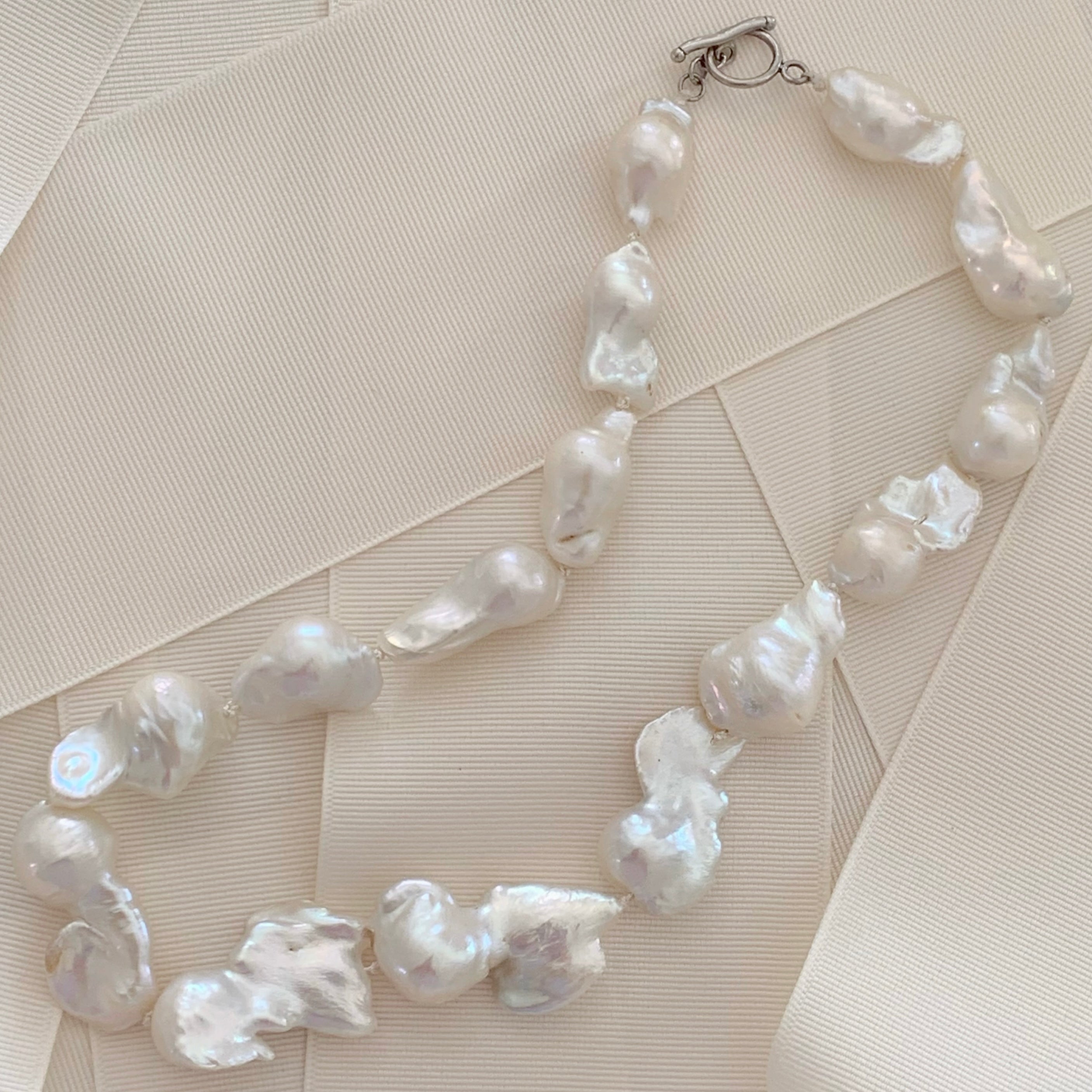 Exclusivo Collar de Perlas Cultivadas Barrocas con broche de Sterling Silver 33-CLL-L100
