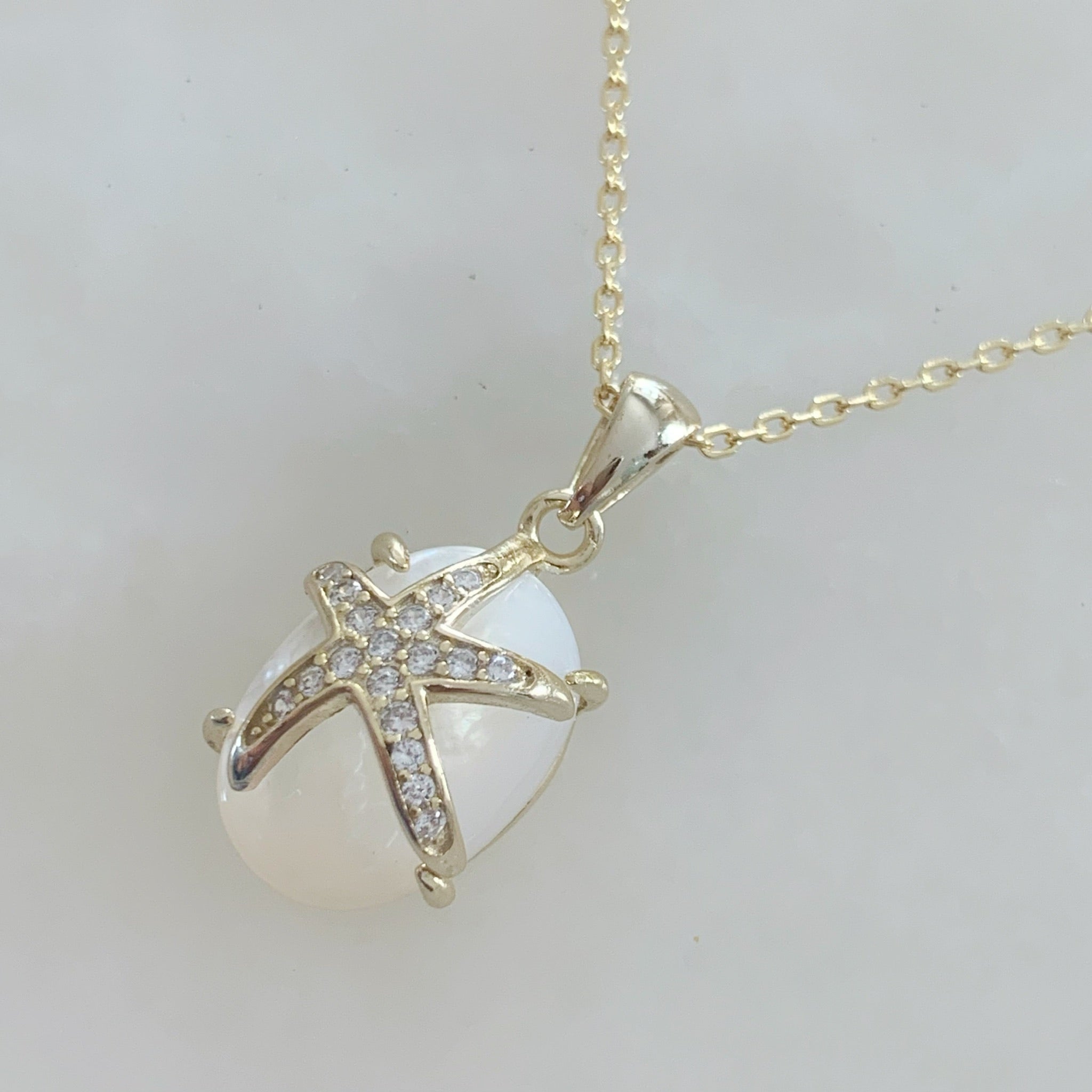 Bonita Cadena con Dije en Madre Perla con Estrella de Mar en Plata Dorada con circonias 35-PCE-L15