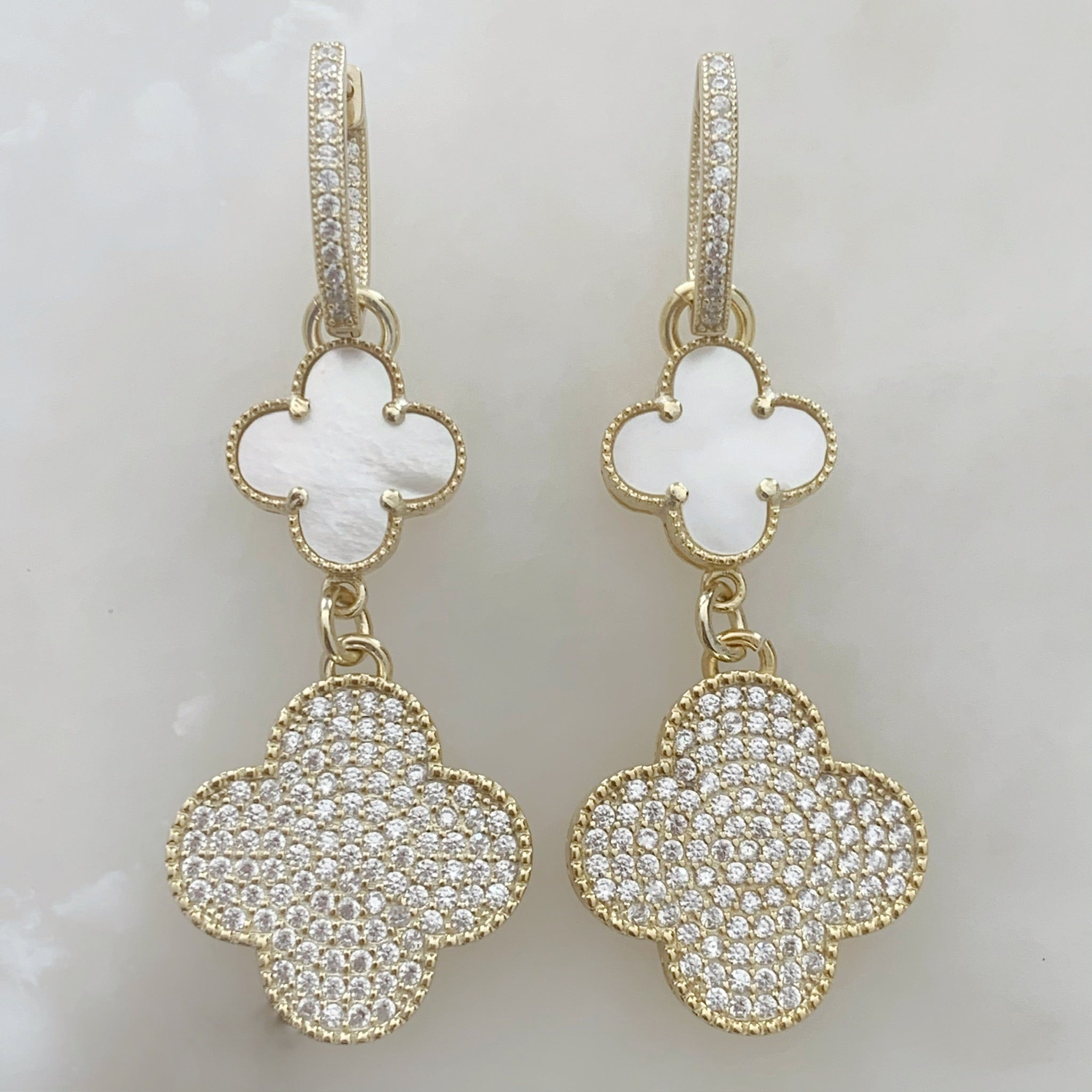 Elegantes Aretes Trébol de cuatro hojas en Madre Perla y Plata Dorada con Pave de Circonias Modelo 73-AR-L57A25