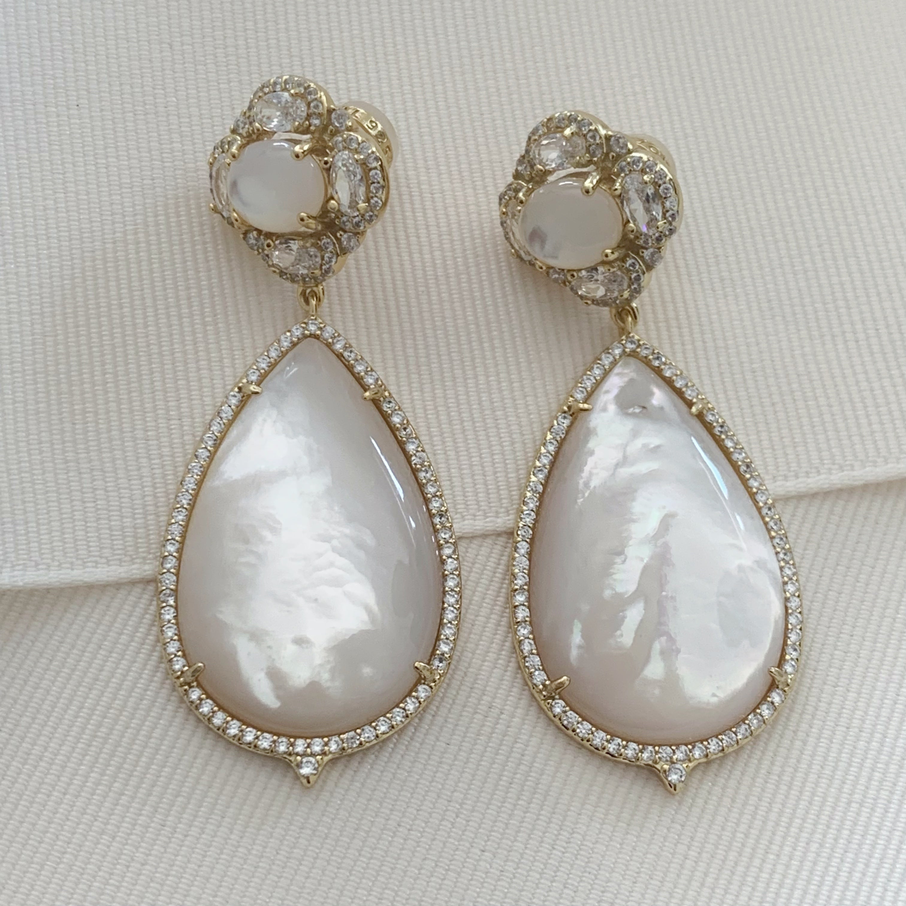 Aretes Largos De Gota en Madre Perla y Plata Dorada Modelo 52-AR-L50