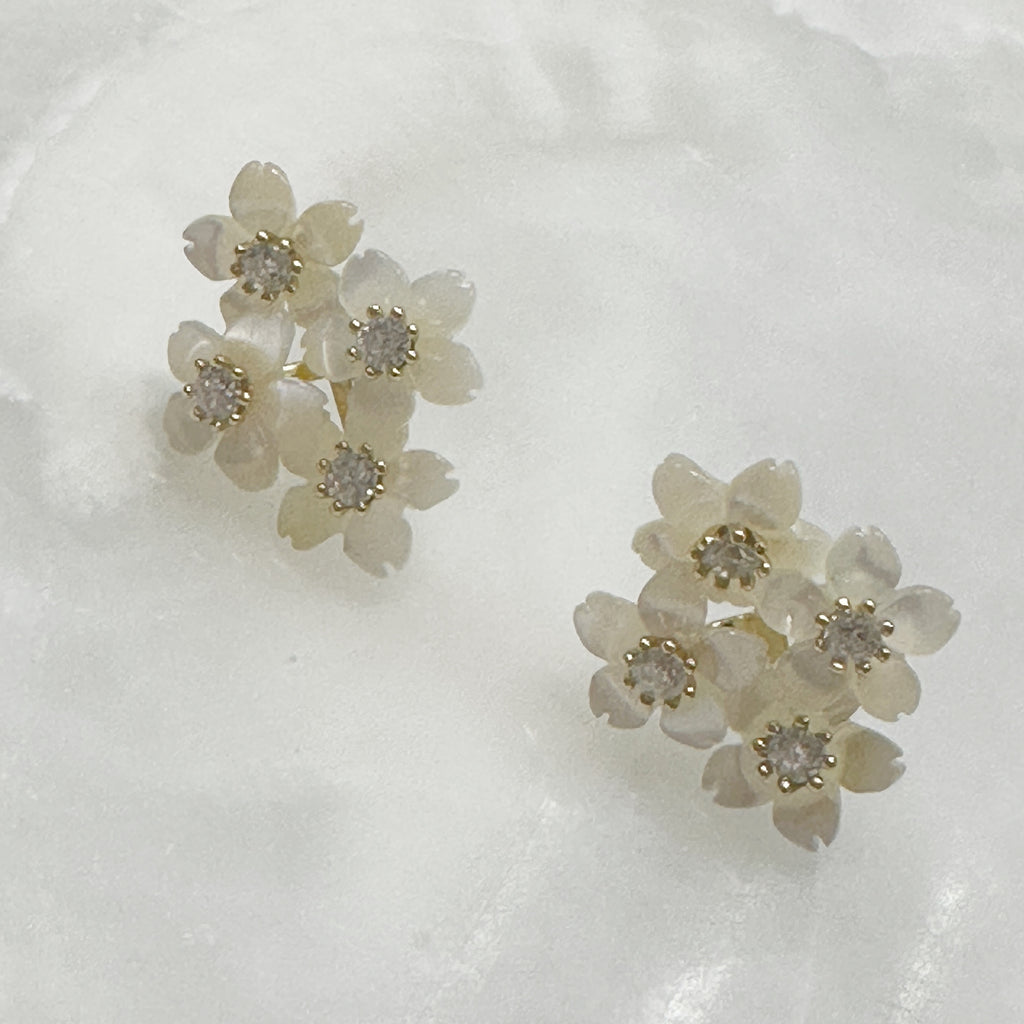Aretes de Flores en Madre Perla y Plata Dorada 104-AR-L20A50