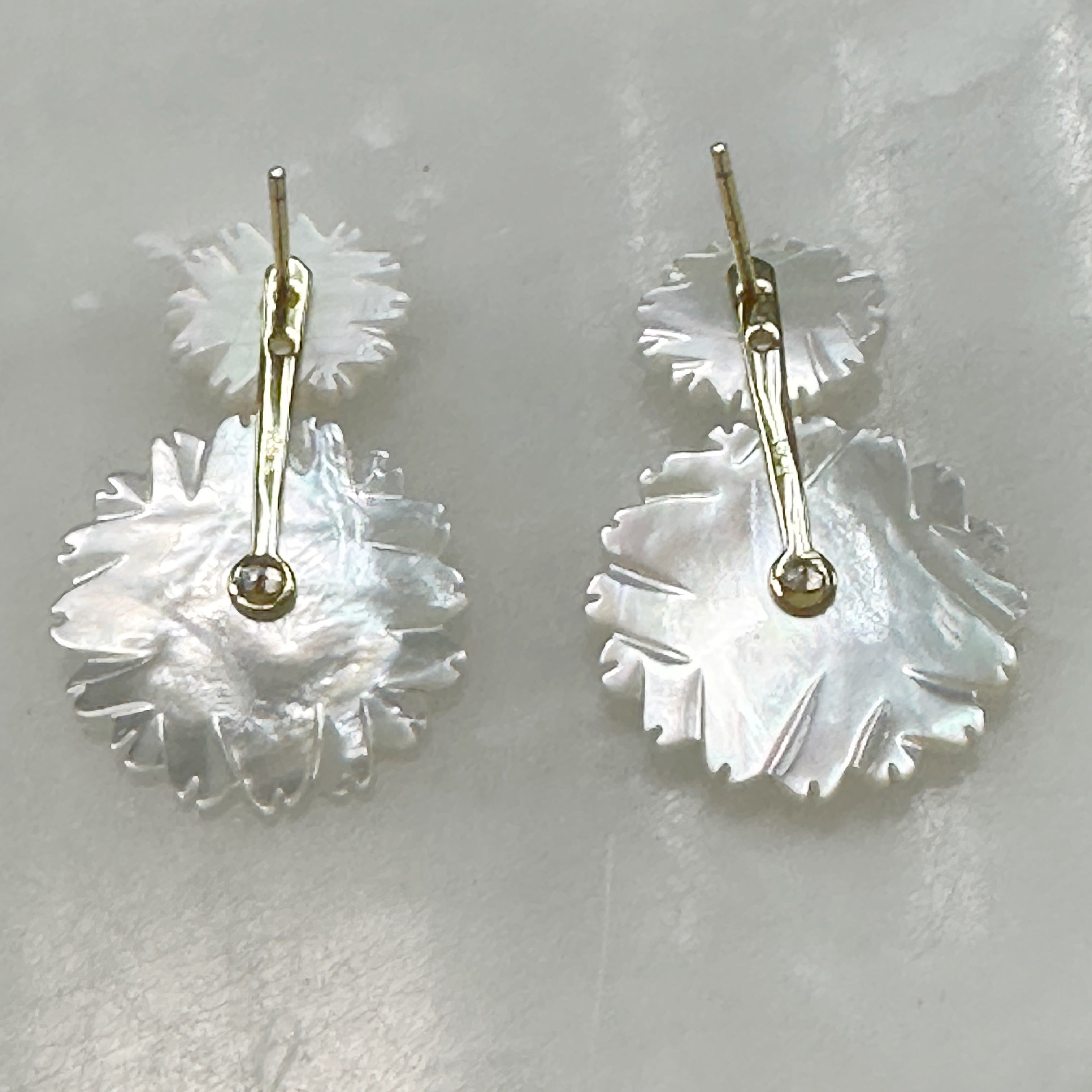 Aretes de Flores en Madre Perla y Plata Dorada 105-AR-L26A00